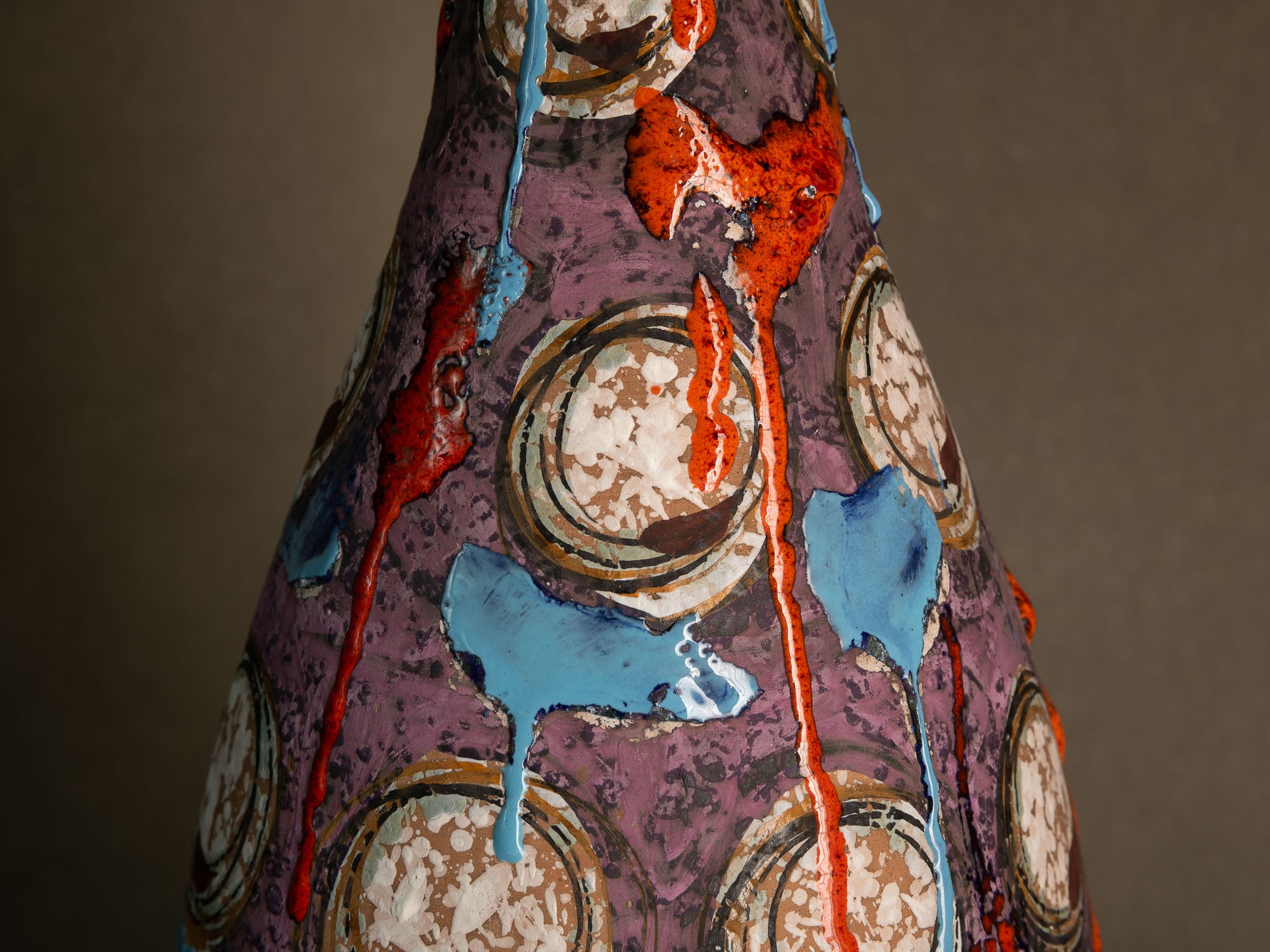 Lampe en faïence italienne à décor informel, Att. Raymor, Italie (vers 1958-65)..Italian earthenware lamp with informal glaze decoration in Raymor style (att.), Italy (circa 1958-65)