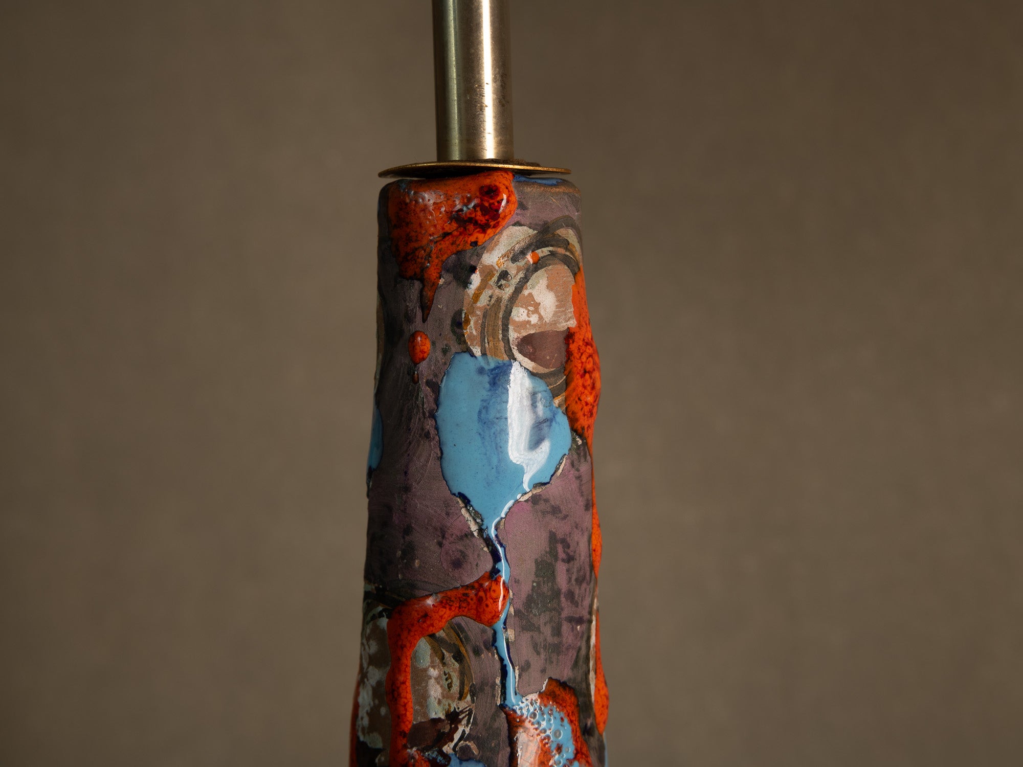 Lampe en faïence italienne à décor informel, Att. Raymor, Italie (vers 1958-65)..Italian earthenware lamp with informal glaze decoration in Raymor style (att.), Italy (circa 1958-65)