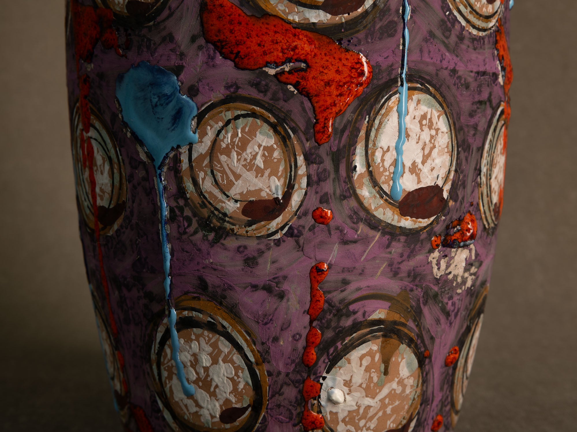 Lampe en faïence italienne à décor informel, Att. Raymor, Italie (vers 1958-65)..Italian earthenware lamp with informal glaze decoration in Raymor style (att.), Italy (circa 1958-65)