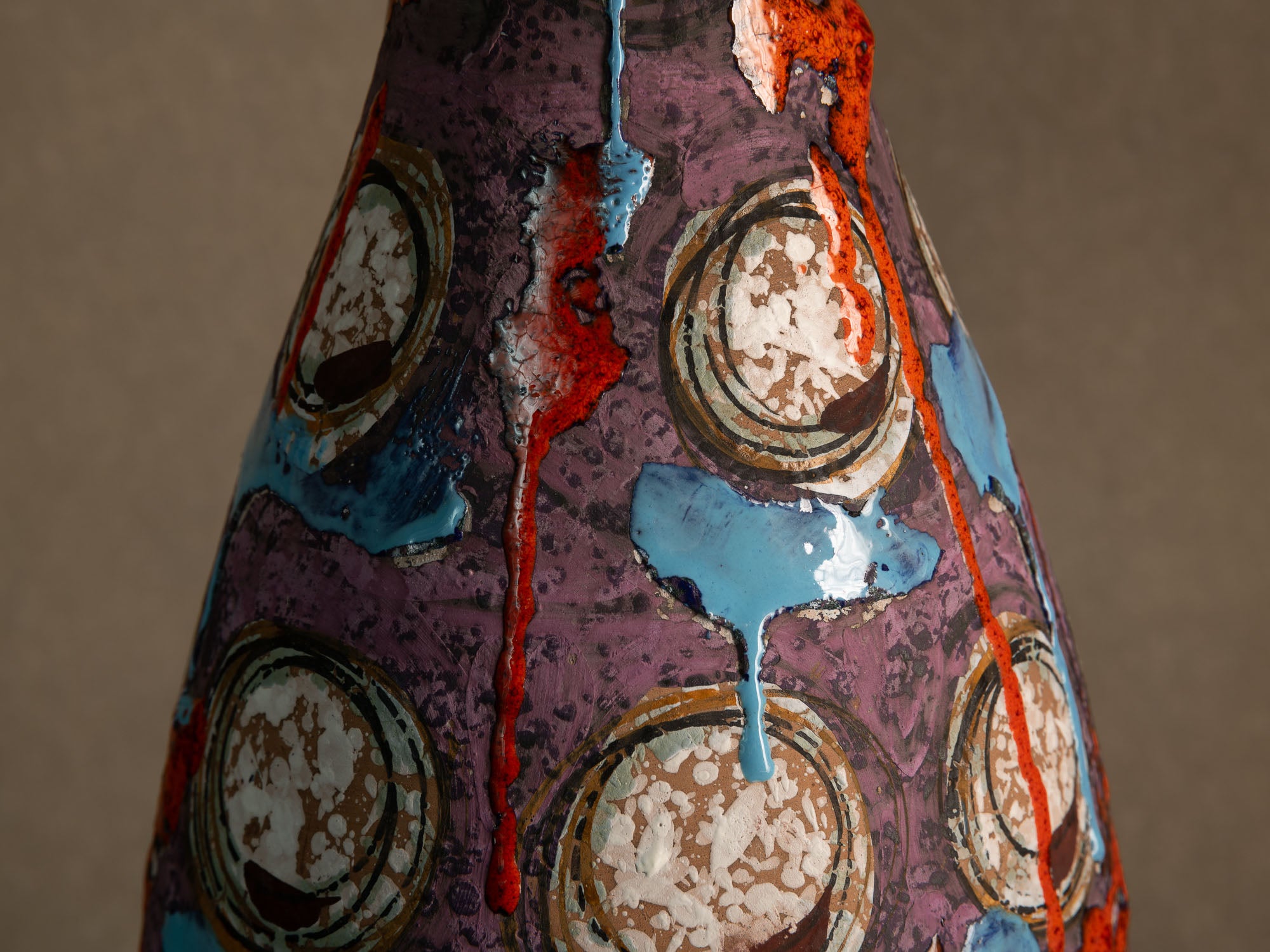 Lampe en faïence italienne à décor informel, Att. Raymor, Italie (vers 1958-65)..Italian earthenware lamp with informal glaze decoration in Raymor style (att.), Italy (circa 1958-65)