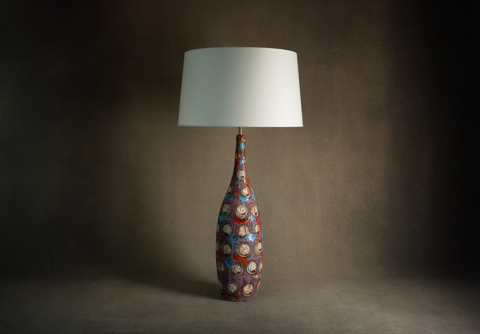 Lampe en faïence italienne à décor informel, Att. Raymor, Italie (vers 1958-65)..Italian earthenware lamp with informal glaze decoration in Raymor style (att.), Italy (circa 1958-65)