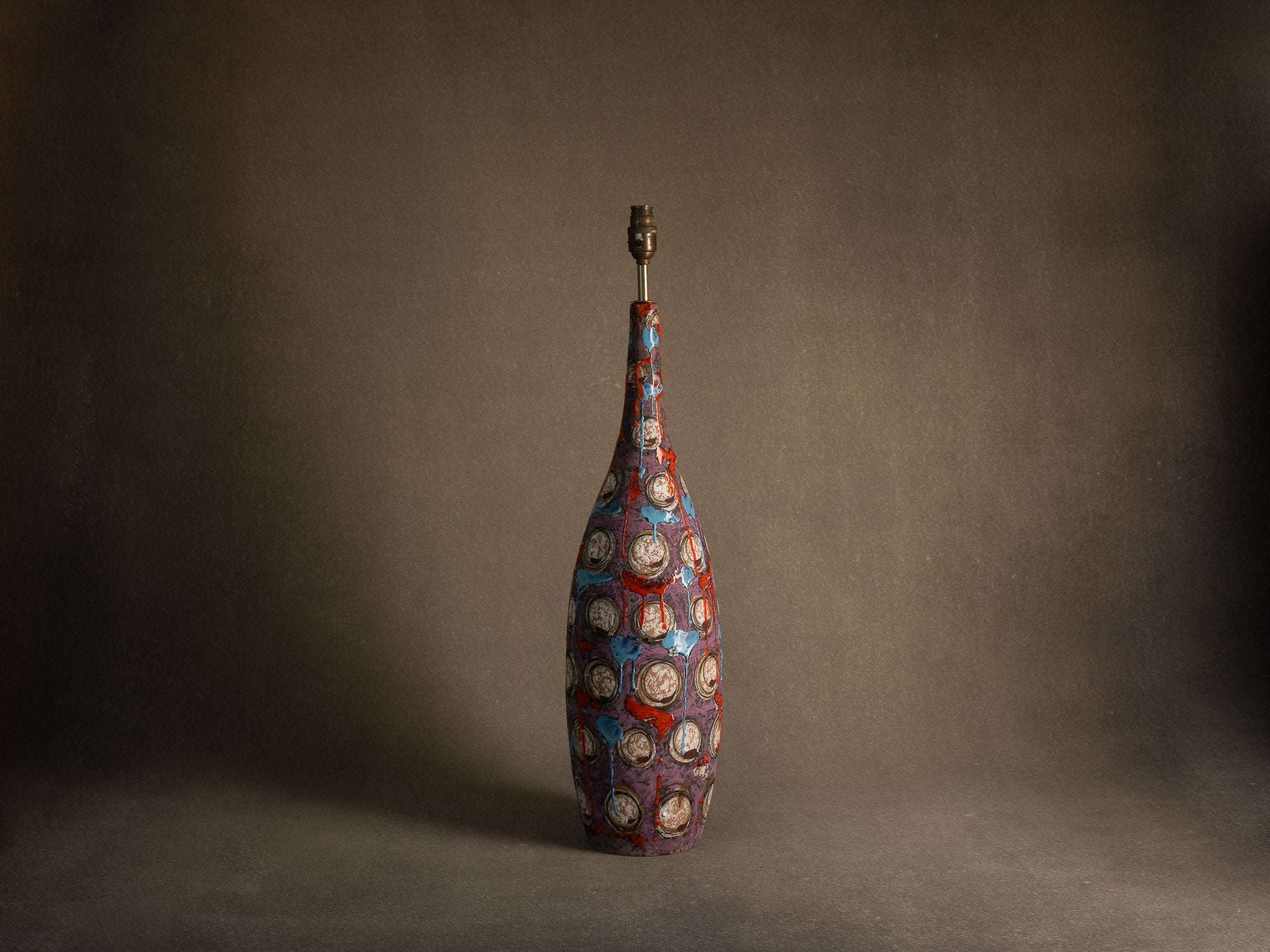 Lampe en faïence italienne à décor informel, Att. Raymor, Italie (vers 1958-65)..Italian earthenware lamp with informal glaze decoration in Raymor style (att.), Italy (circa 1958-65)