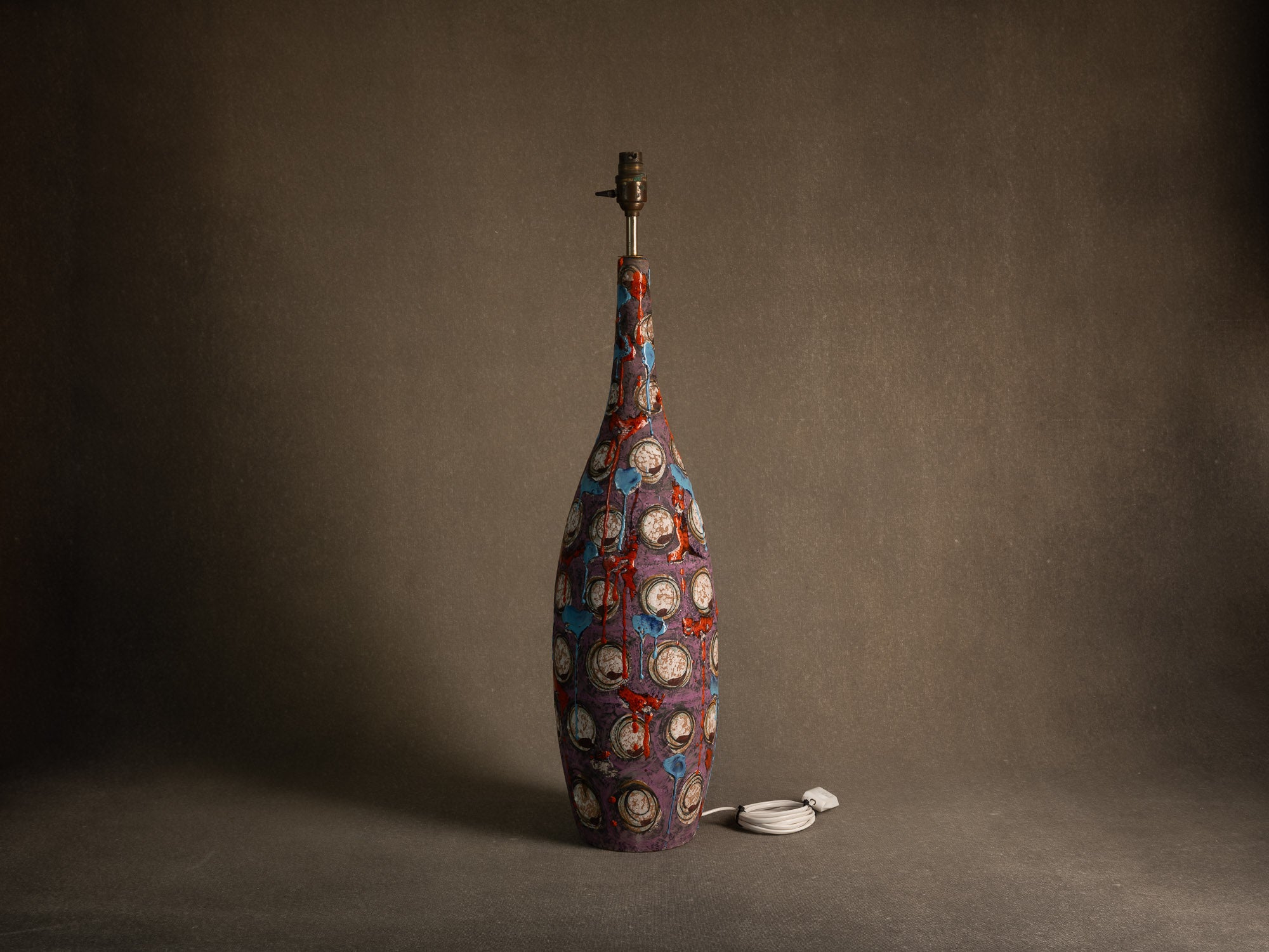 Lampe en faïence italienne à décor informel, Att. Raymor, Italie (vers 1958-65)..Italian earthenware lamp with informal glaze decoration in Raymor style (att.), Italy (circa 1958-65)