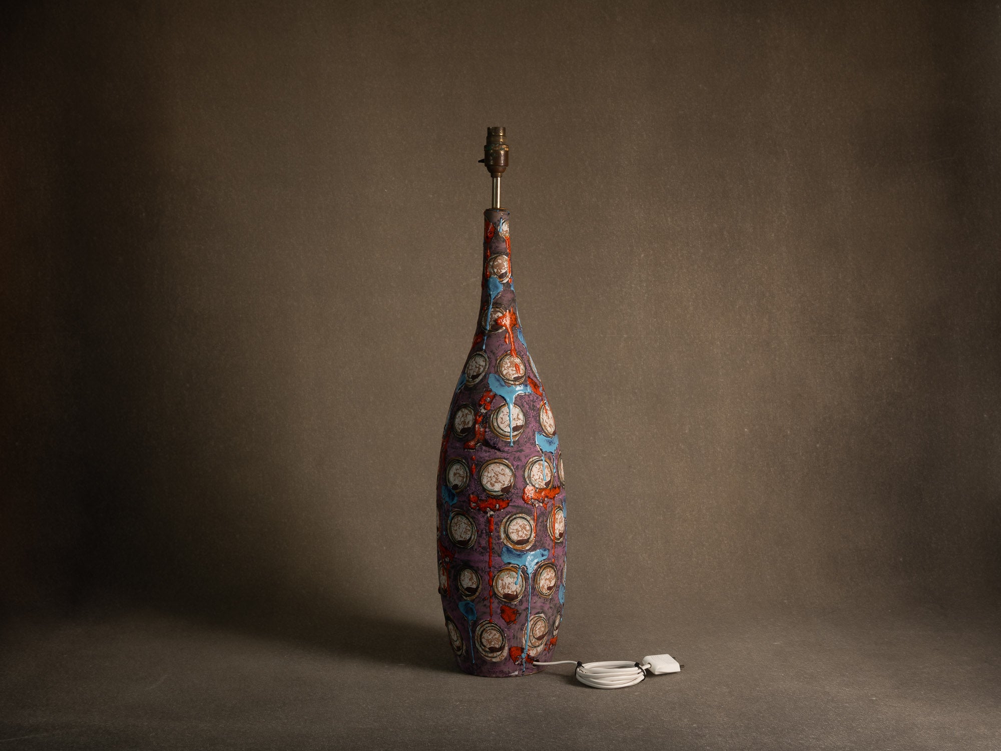 Lampe en faïence italienne à décor informel, Att. Raymor, Italie (vers 1958-65)..Italian earthenware lamp with informal glaze decoration in Raymor style (att.), Italy (circa 1958-65)