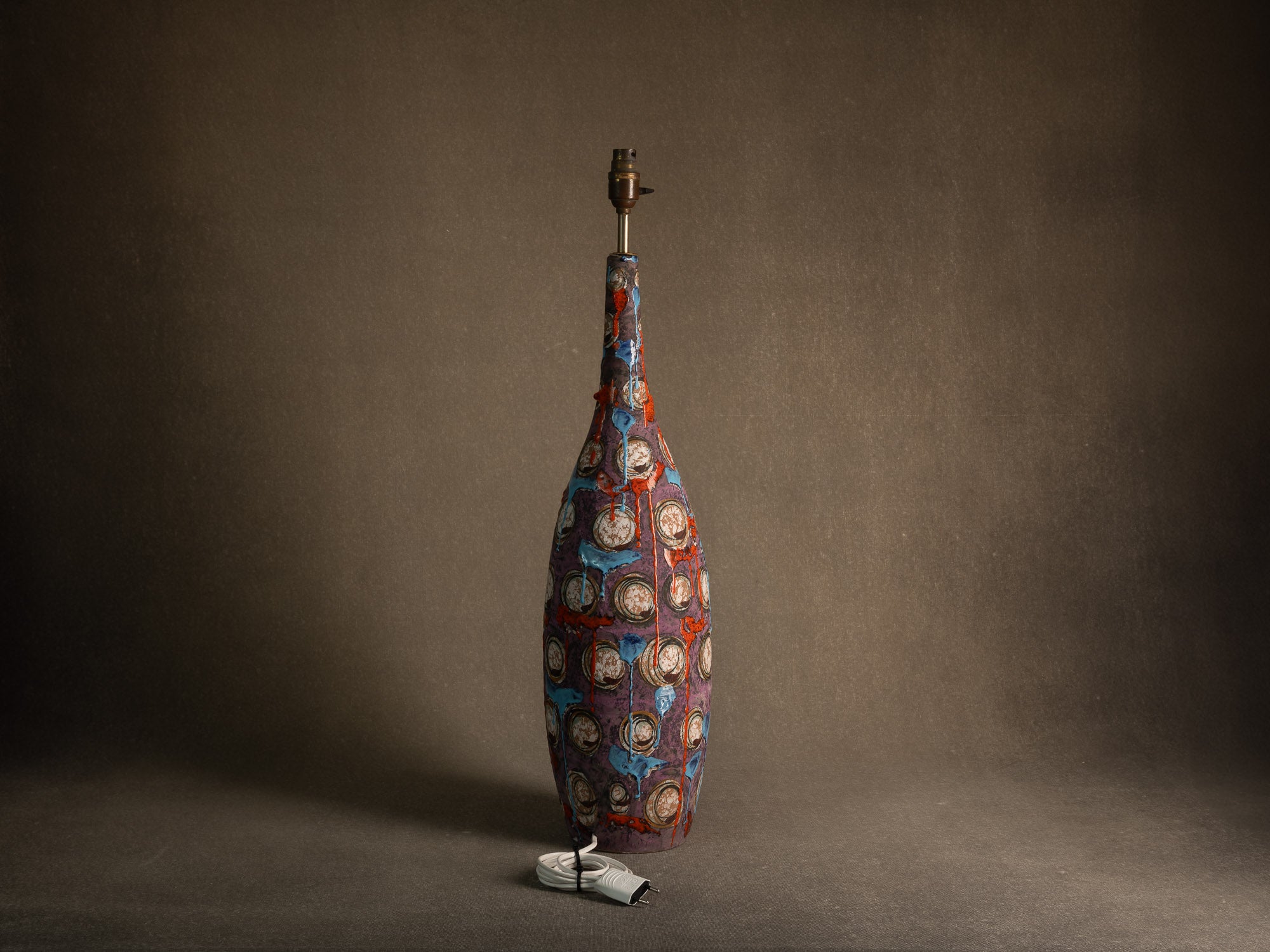 Lampe en faïence italienne à décor informel, Att. Raymor, Italie (vers 1958-65)..Italian earthenware lamp with informal glaze decoration in Raymor style (att.), Italy (circa 1958-65)