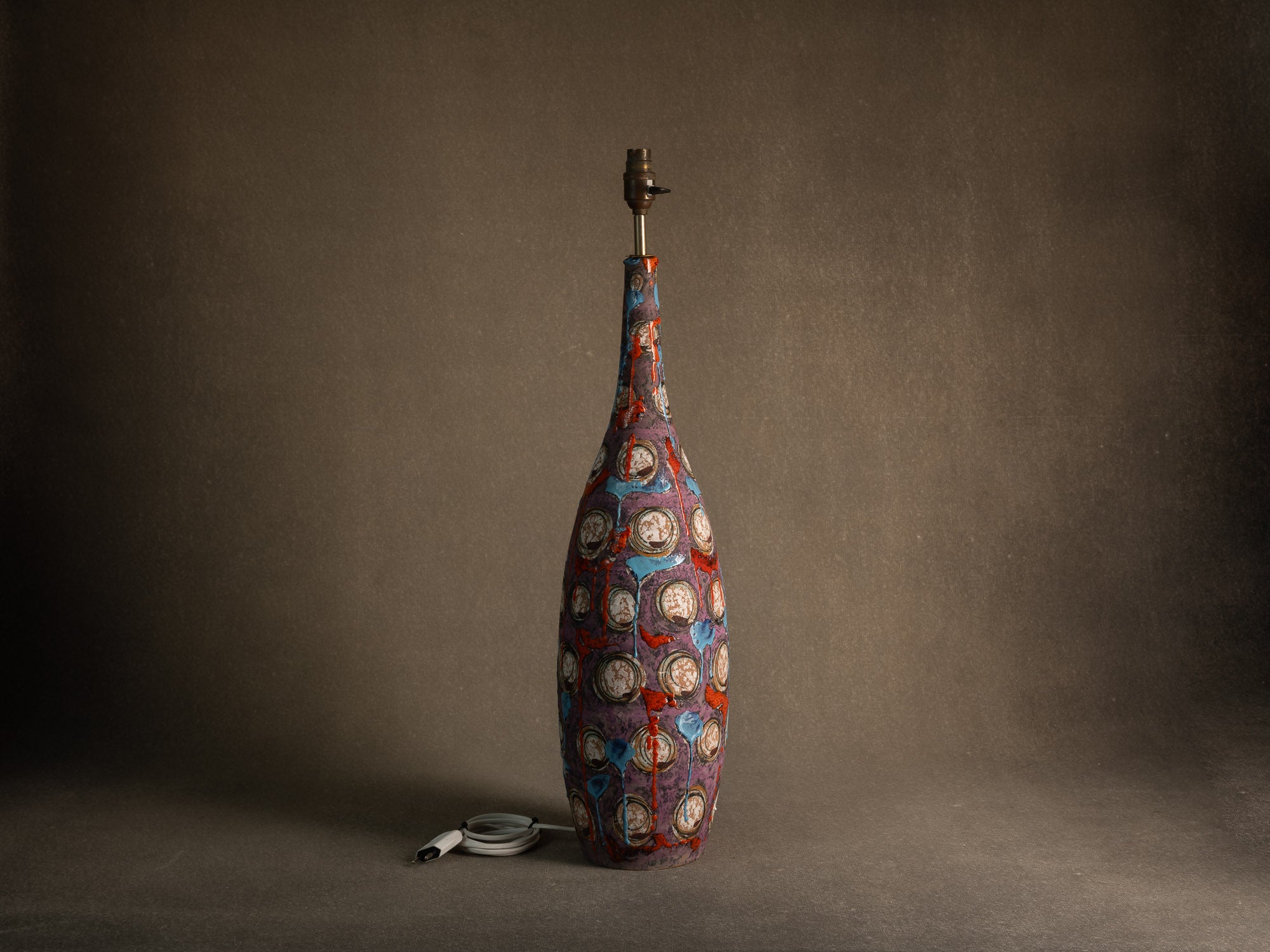 Lampe en faïence italienne à décor informel, Att. Raymor, Italie (vers 1958-65)..Italian earthenware lamp with informal glaze decoration in Raymor style (att.), Italy (circa 1958-65)