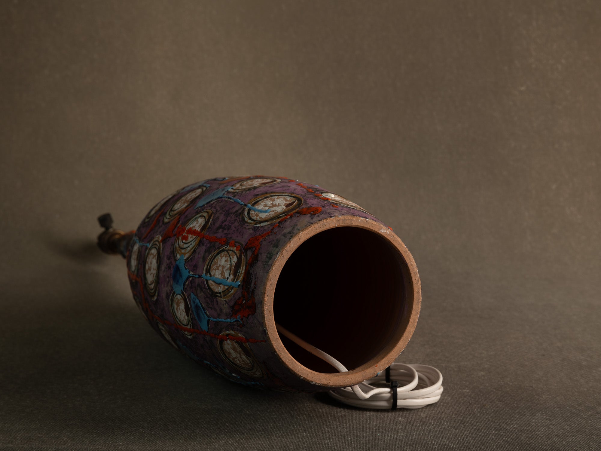 Lampe en faïence italienne à décor informel, Att. Raymor, Italie (vers 1958-65)..Italian earthenware lamp with informal glaze decoration in Raymor style (att.), Italy (circa 1958-65)