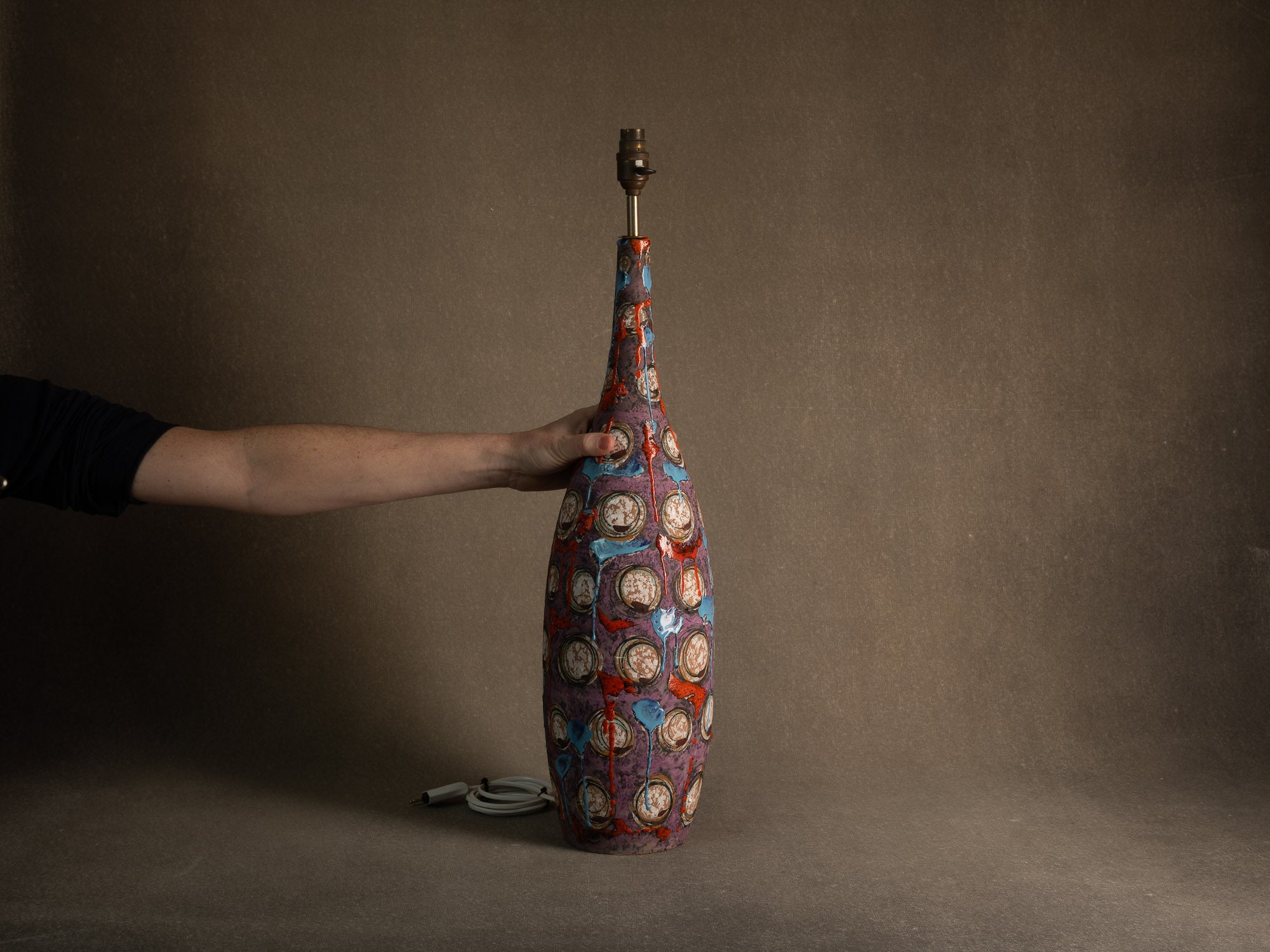 Lampe en faïence italienne à décor informel, Att. Raymor, Italie (vers 1958-65)..Italian earthenware lamp with informal glaze decoration in Raymor style (att.), Italy (circa 1958-65)