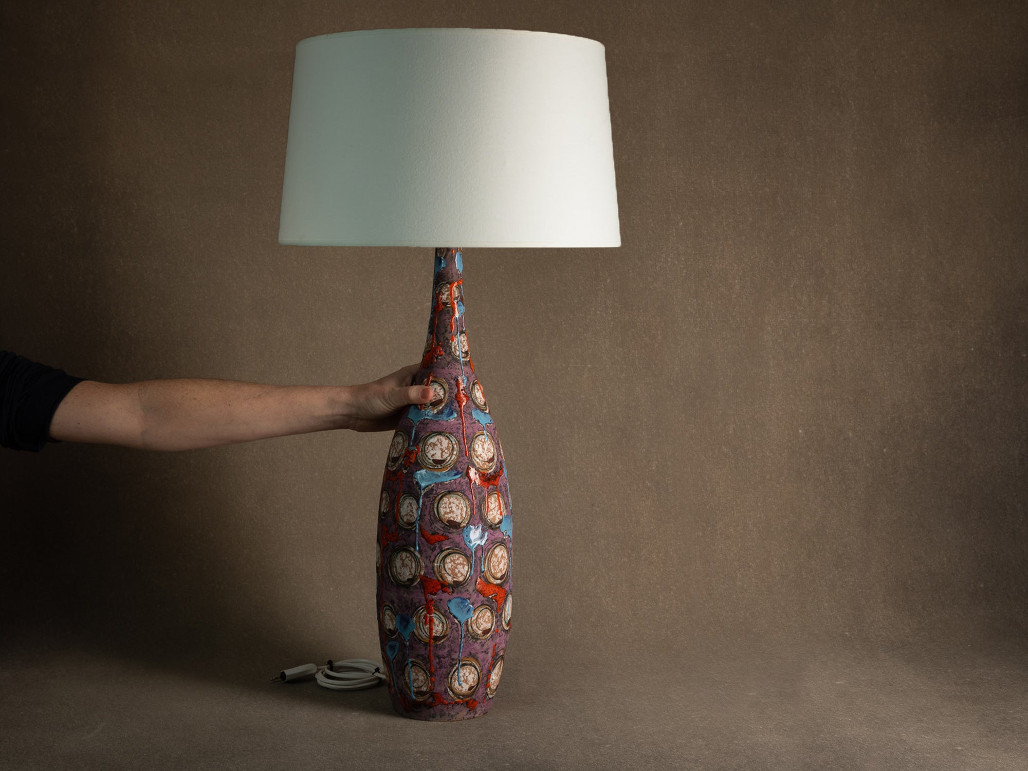 Lampe en faïence italienne à décor informel, Att. Raymor, Italie (vers 1958-65)..Italian earthenware lamp with informal glaze decoration in Raymor style (att.), Italy (circa 1958-65)