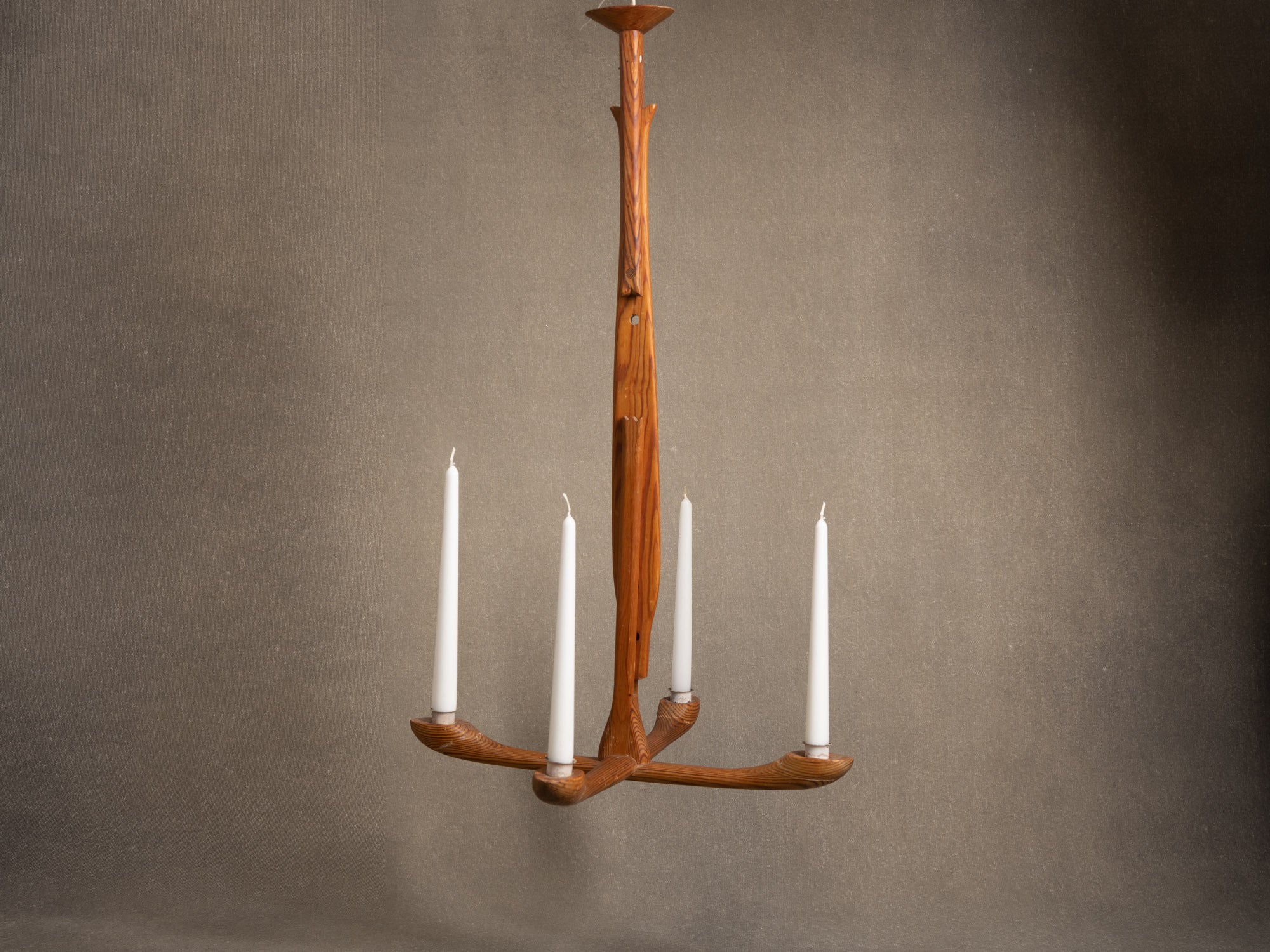 Lustre à bougies en pin mouluré dans le style de Peder Moos, Scandinavie (vers 1950-60)..Carved pine candle chandelier, in the style of Peder Moos, Scandinavia (circa 1950-60)