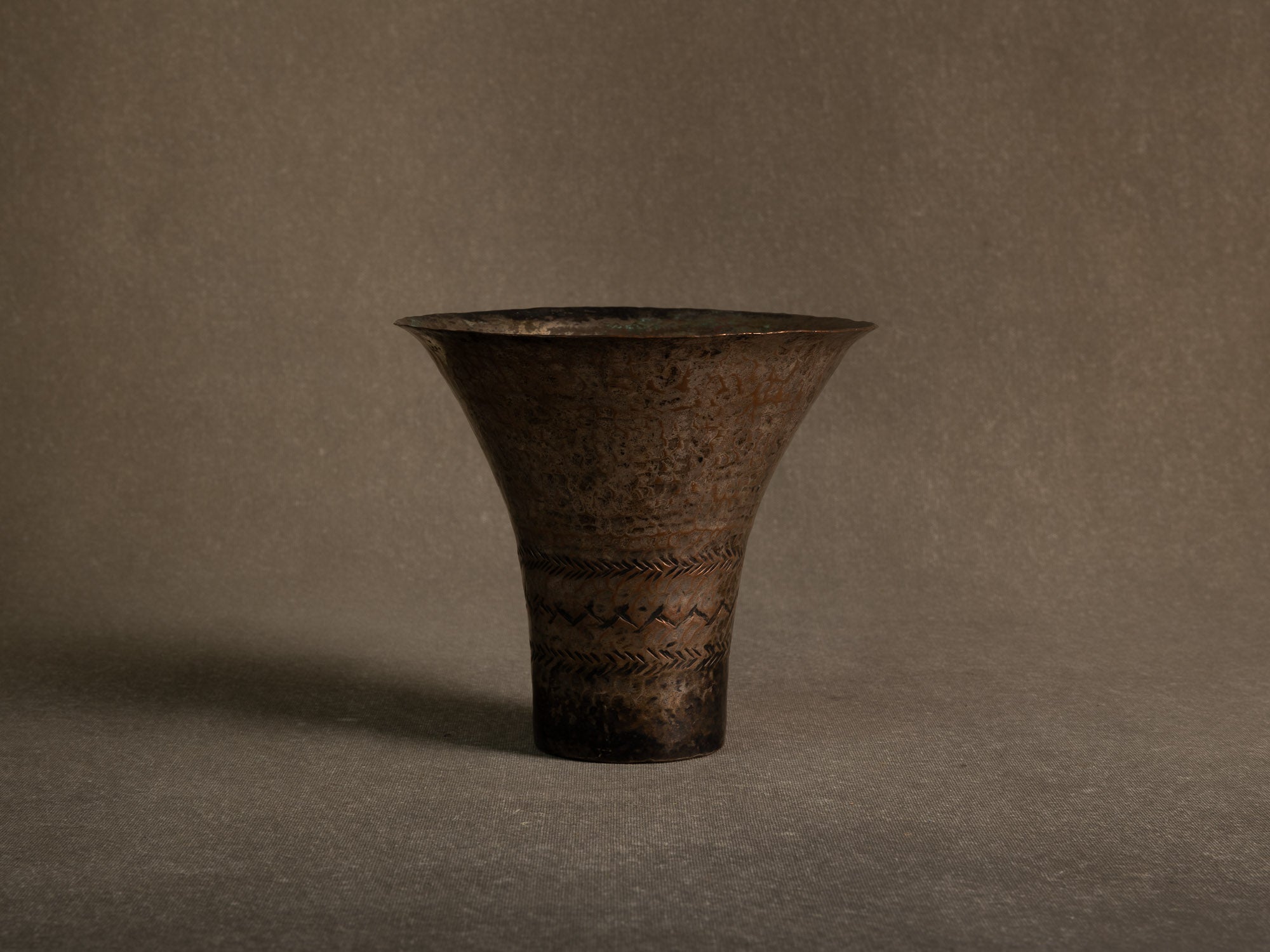 Important vase cornet Art Déco en métal argenté martelé, France (vers 1930-50)..Important hammered silver-plated metal horn-shaped vase, France (circa 1930-50)