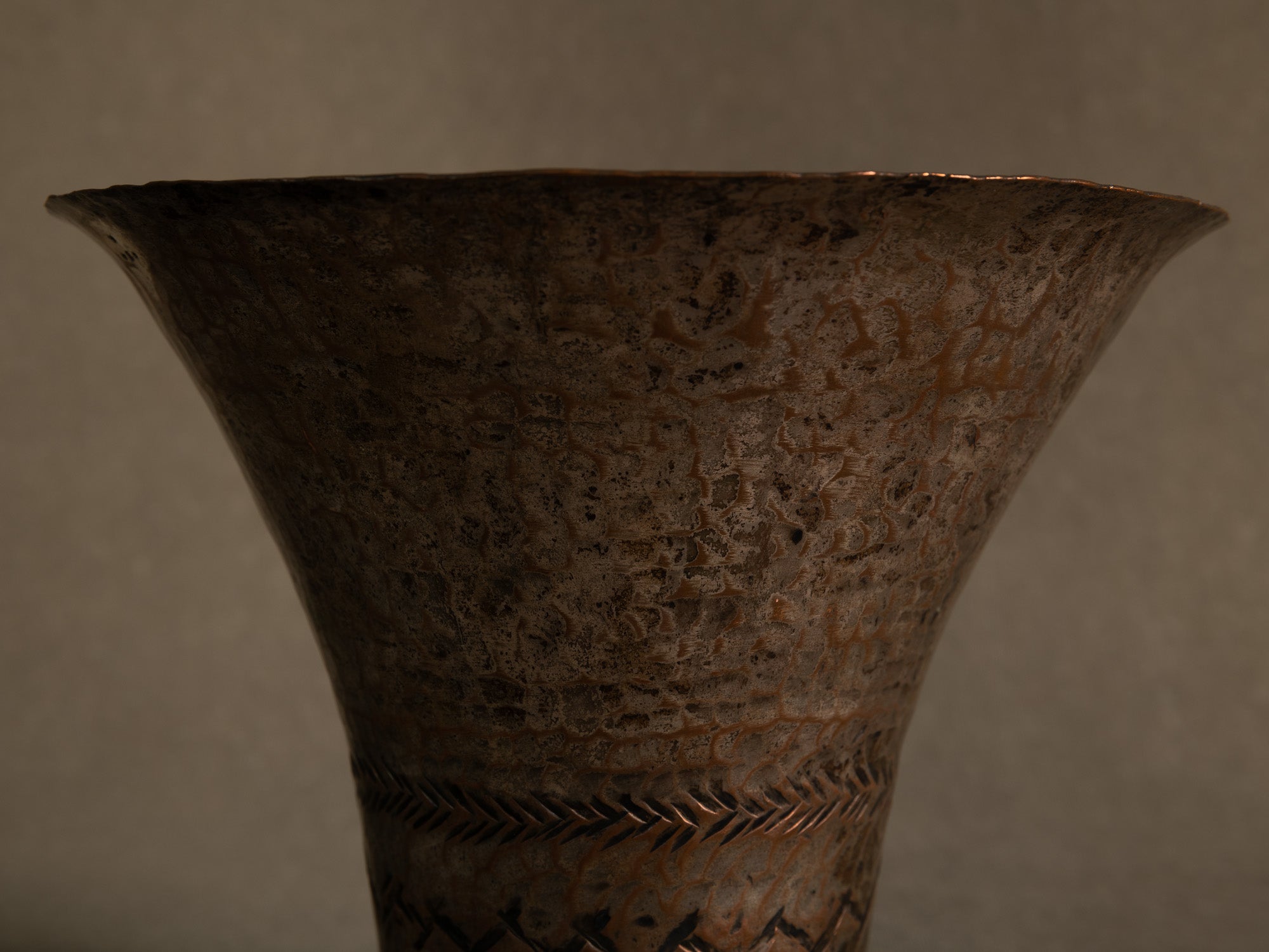 Important vase cornet Art Déco en métal argenté martelé, France (vers 1930-50)..Important hammered silver-plated metal horn-shaped vase, France (circa 1930-50)