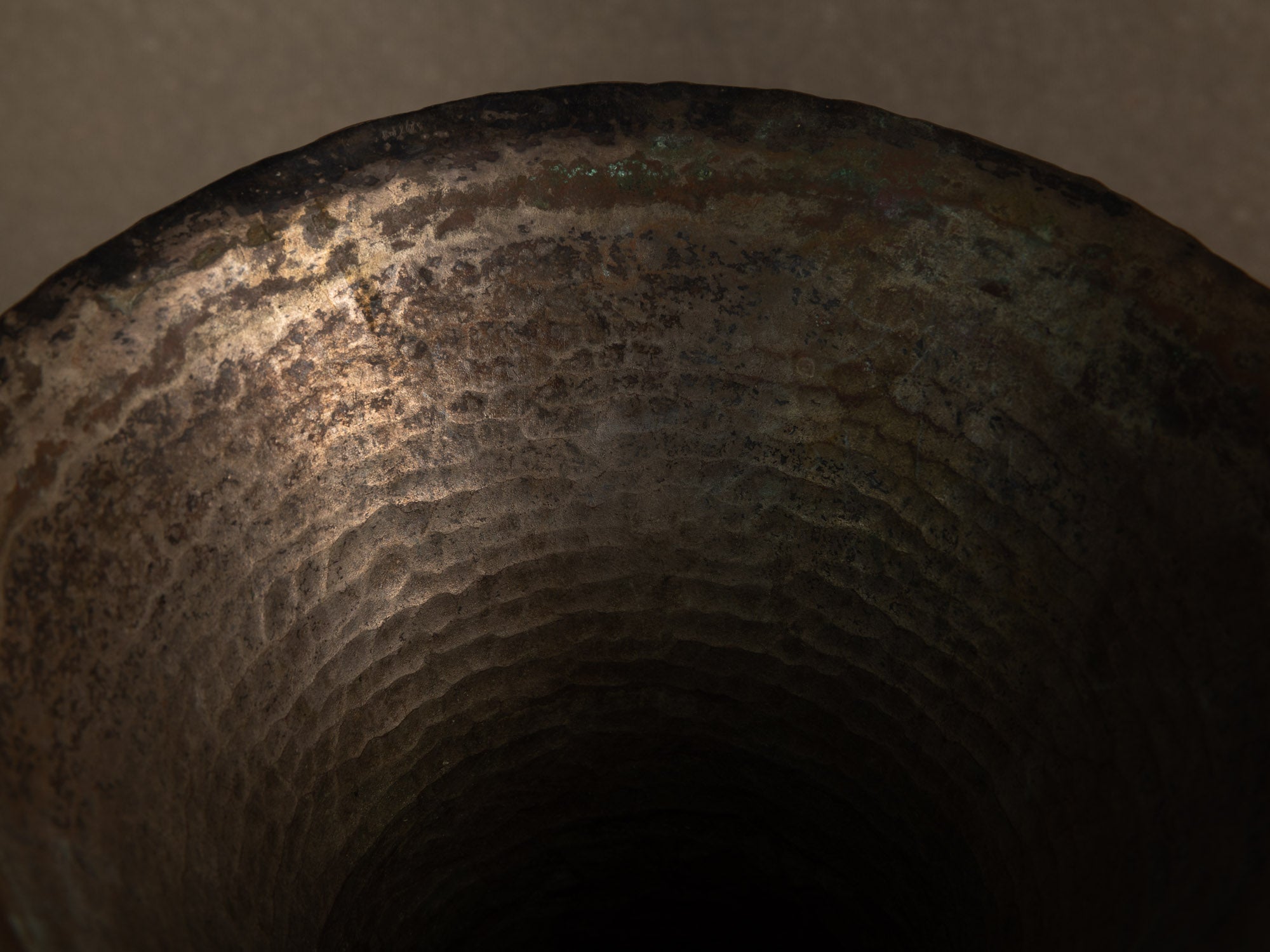 Important vase cornet Art Déco en métal argenté martelé, France (vers 1930-50)..Important hammered silver-plated metal horn-shaped vase, France (circa 1930-50)