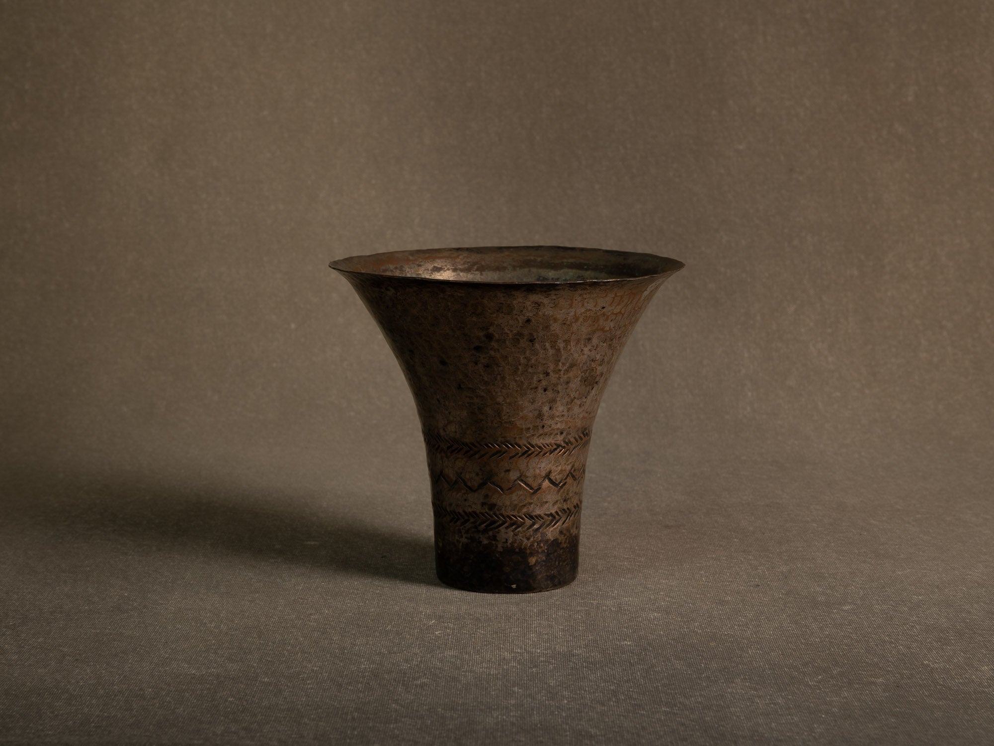 Important vase cornet Art Déco en métal argenté martelé, France (vers 1930-50)..Important hammered silver-plated metal horn-shaped vase, France (circa 1930-50)