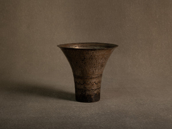 Important vase cornet Art Déco en métal argenté martelé, France (vers 1930-50)..Important hammered silver-plated metal horn-shaped vase, France (circa 1930-50)