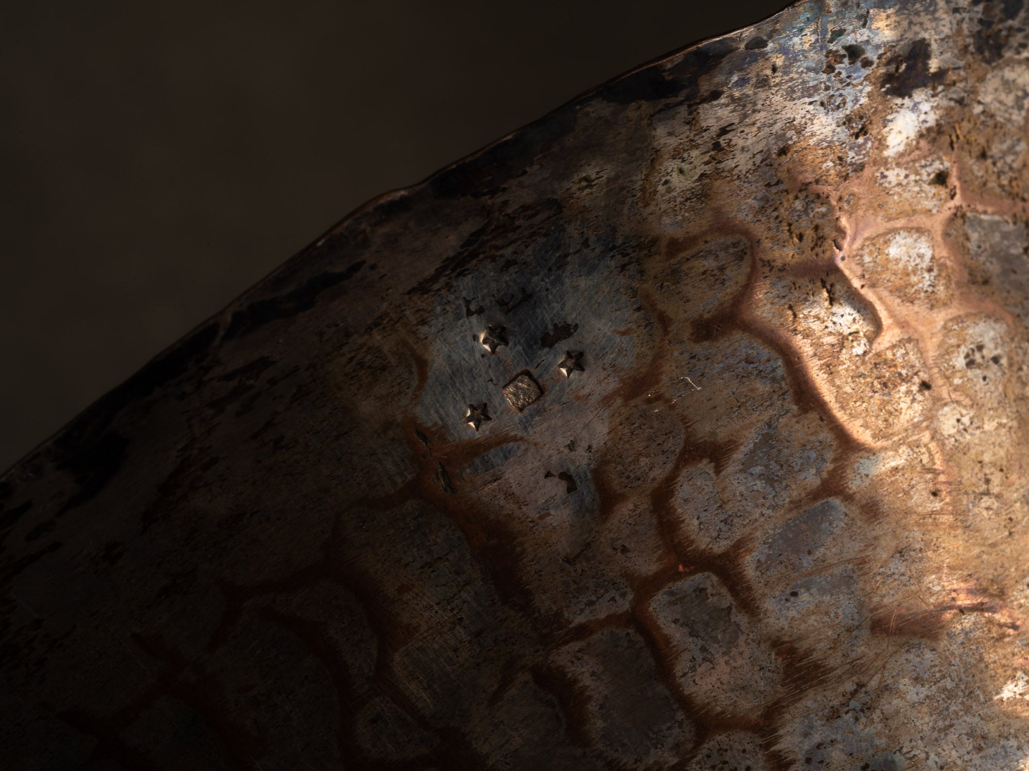 Important vase cornet Art Déco en métal argenté martelé, France (vers 1930-50)..Important hammered silver-plated metal horn-shaped vase, France (circa 1930-50)