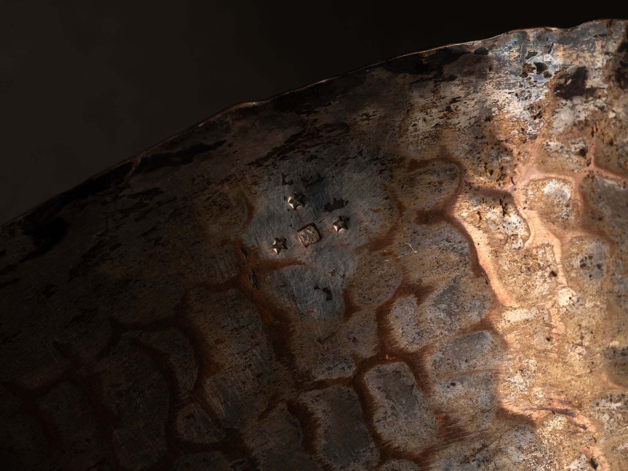 Important vase cornet Art Déco en métal argenté martelé, France (vers 1930-50)..Important hammered silver-plated metal horn-shaped vase, France (circa 1930-50)