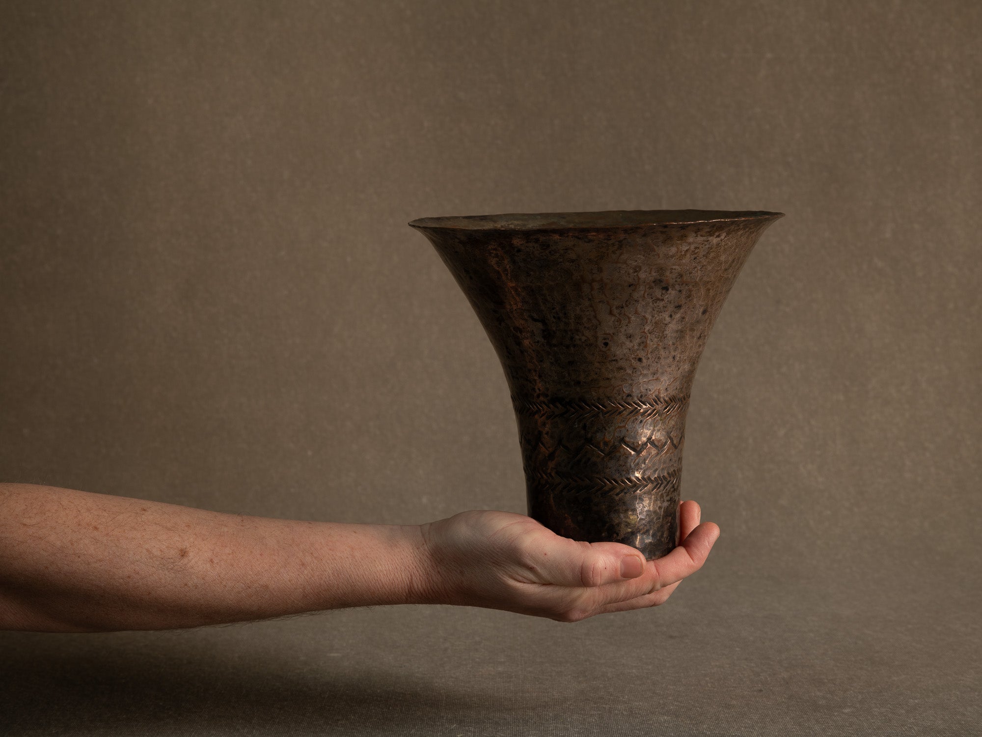 Important vase cornet Art Déco en métal argenté martelé, France (vers 1930-50)..Important hammered silver-plated metal horn-shaped vase, France (circa 1930-50)