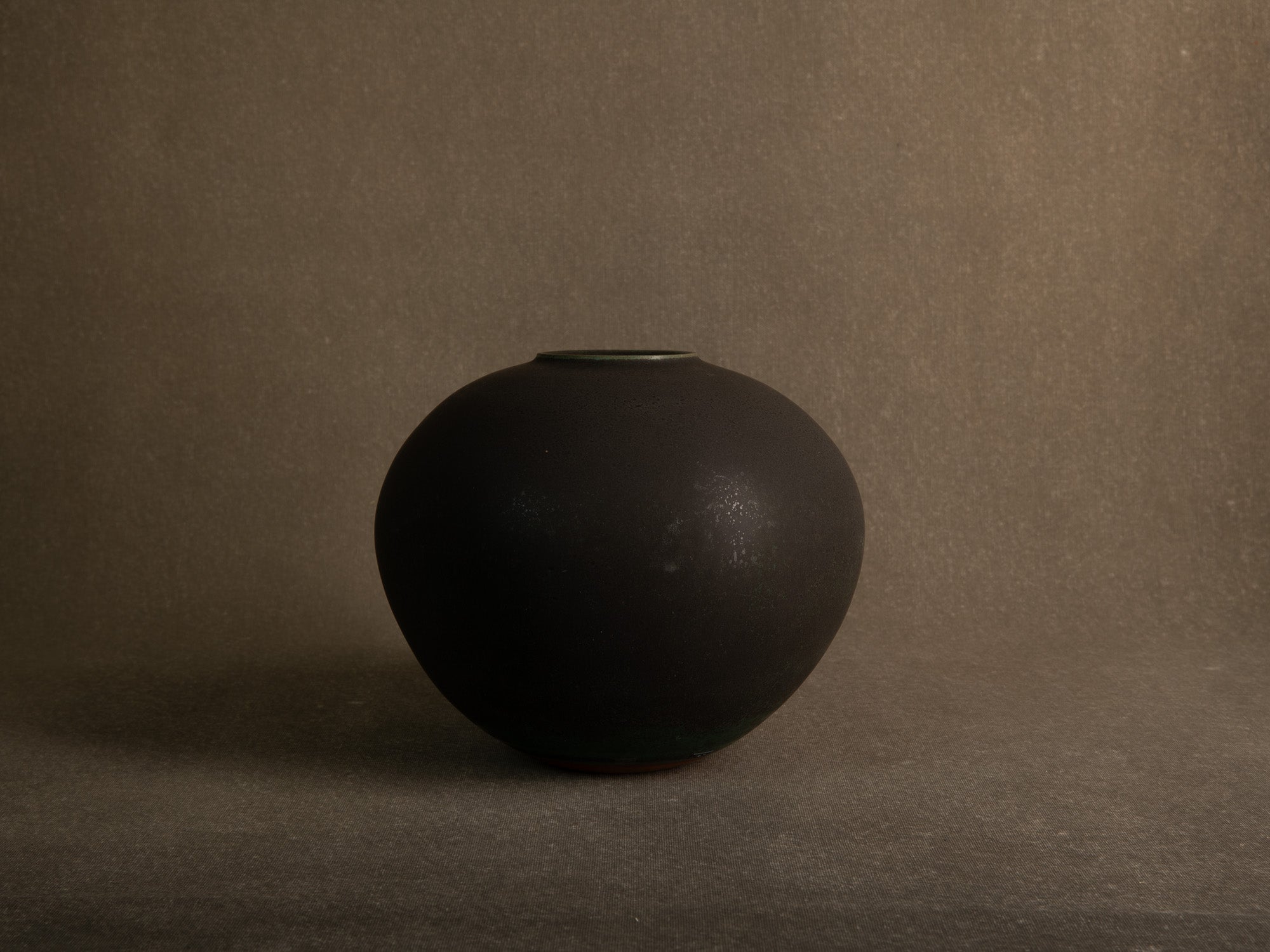 Vase boule en grès à couverte bronze, Japon (années 1970)..Solid stoneware ball vase with bronze glaze, Japan (1970s)
