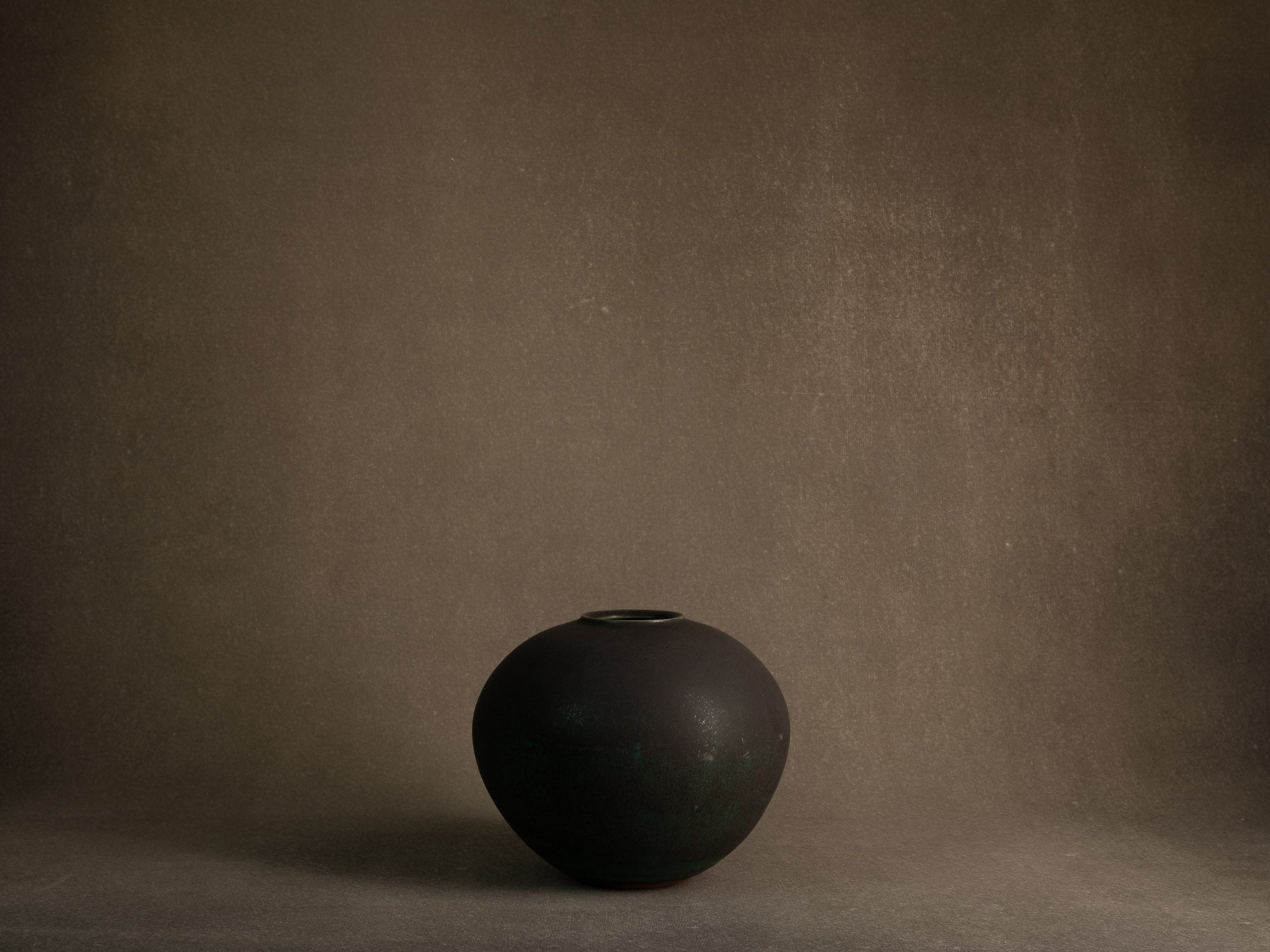Vase boule en grès à couverte bronze, Japon (années 1970)..Solid stoneware ball vase with bronze glaze, Japan (1970s)