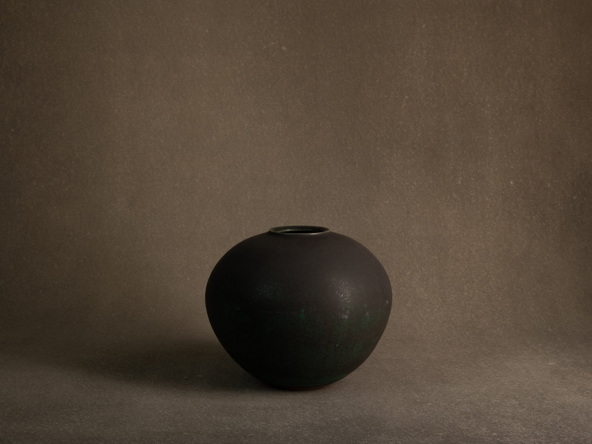 Vase boule en grès à couverte bronze, Japon (années 1970)..Solid stoneware ball vase with bronze glaze, Japan (1970s)