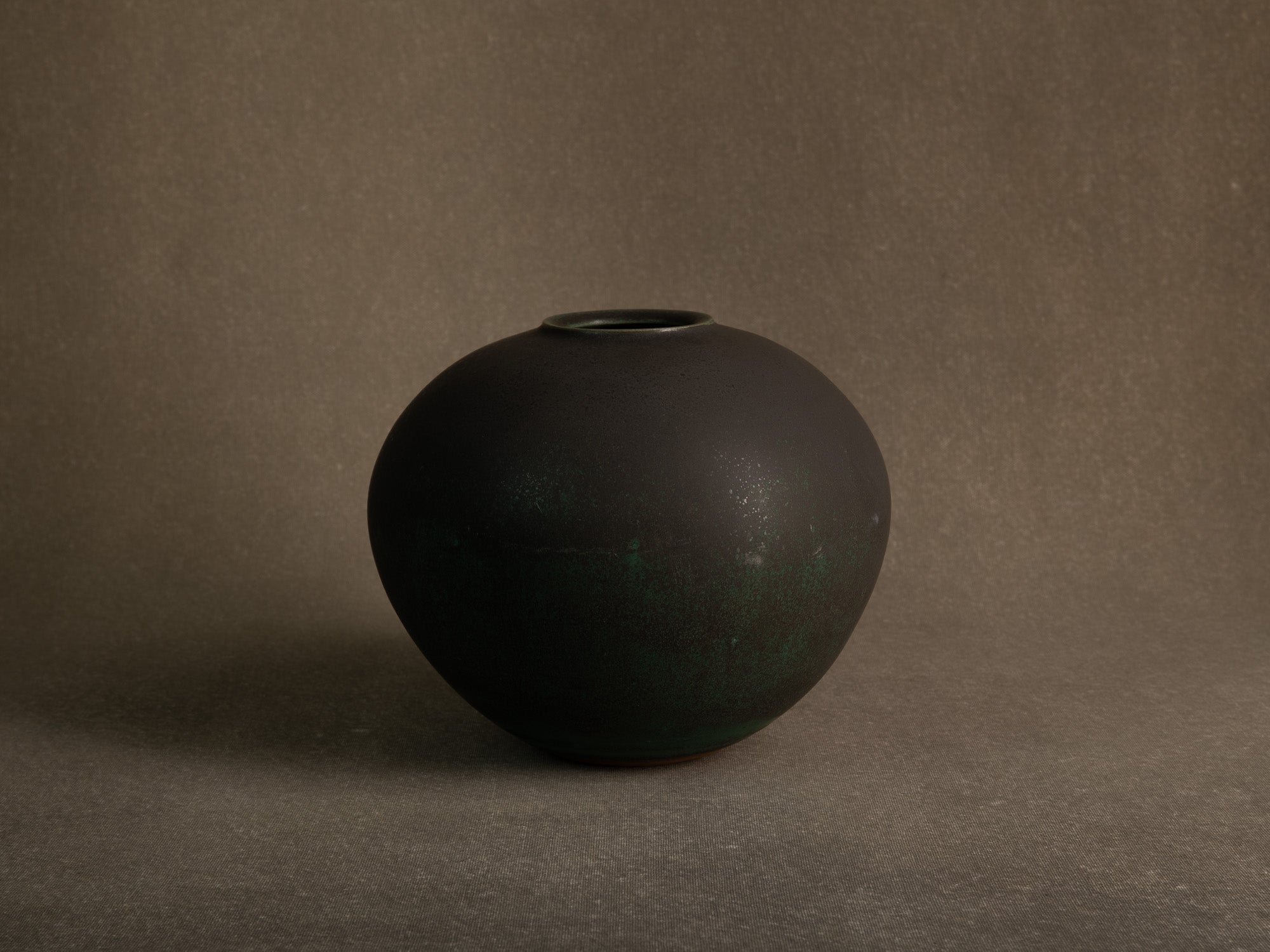 Vase boule en grès à couverte bronze, Japon (années 1970)..Solid stoneware ball vase with bronze glaze, Japan (1970s)