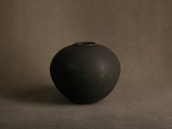 Vase boule en grès à couverte bronze, Japon (années 1970)..Solid stoneware ball vase with bronze glaze, Japan (1970s)