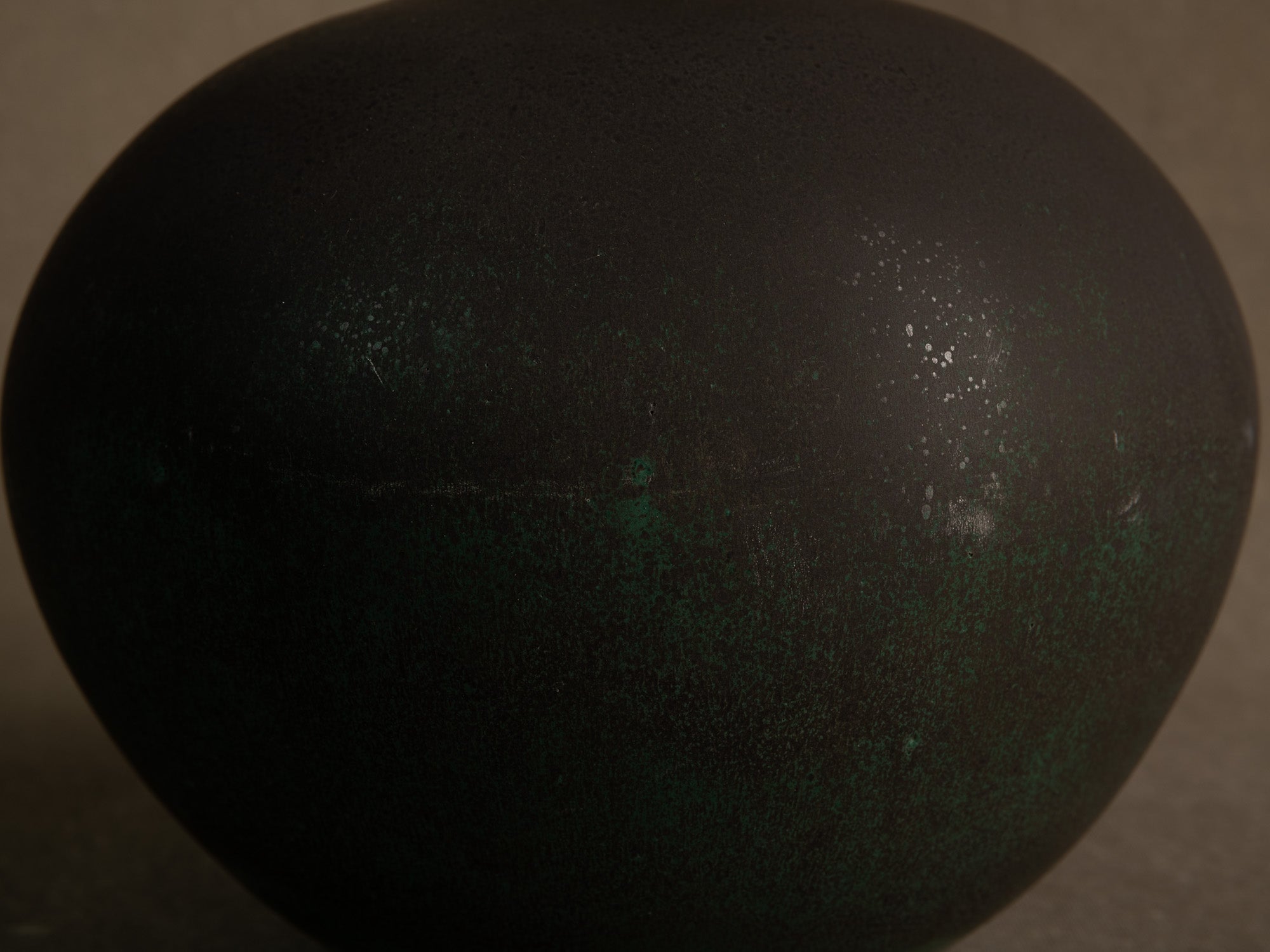 Vase boule en grès à couverte bronze, Japon (années 1970)..Solid stoneware ball vase with bronze glaze, Japan (1970s)