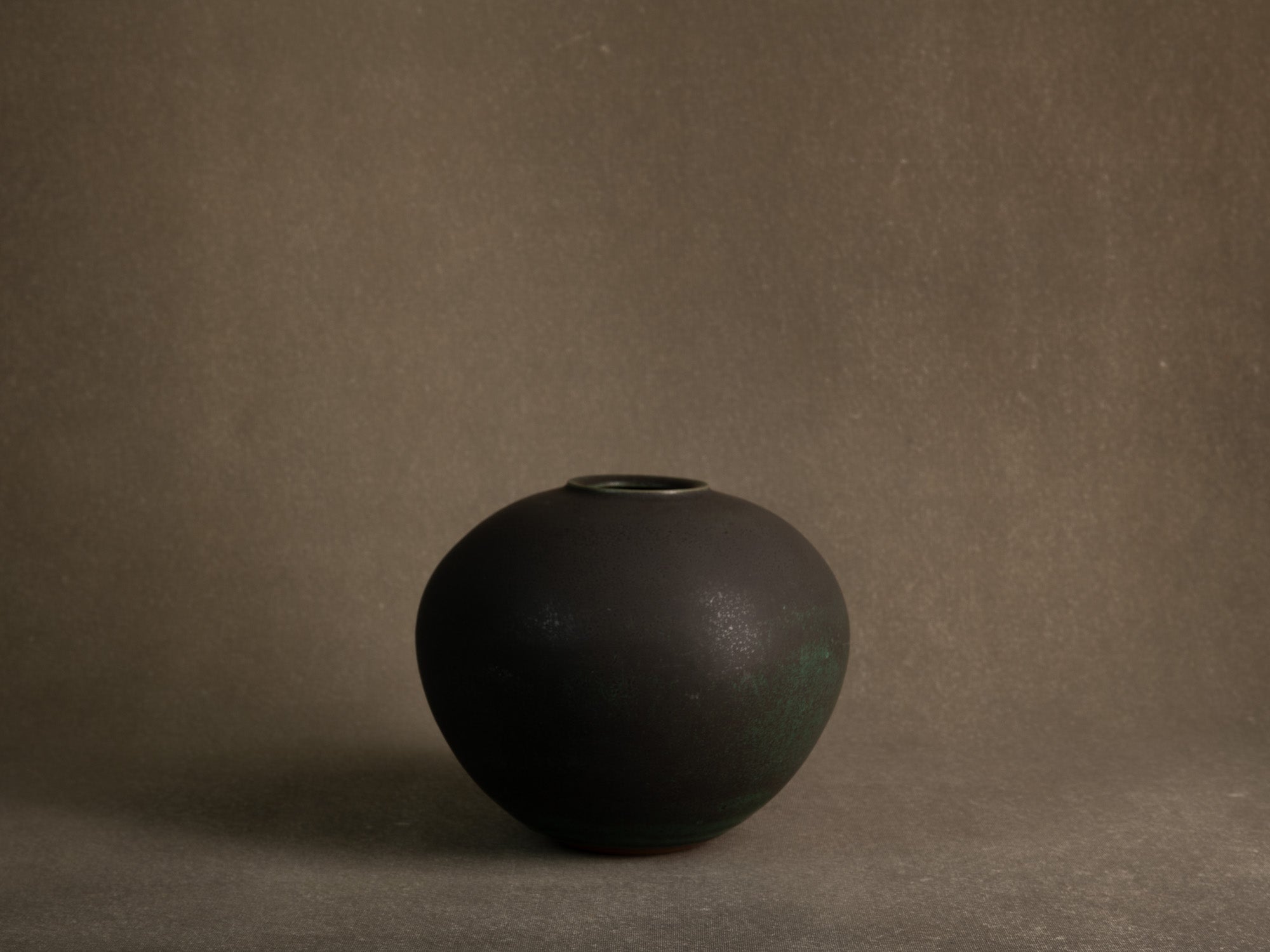Vase boule en grès à couverte bronze, Japon (années 1970)..Solid stoneware ball vase with bronze glaze, Japan (1970s)