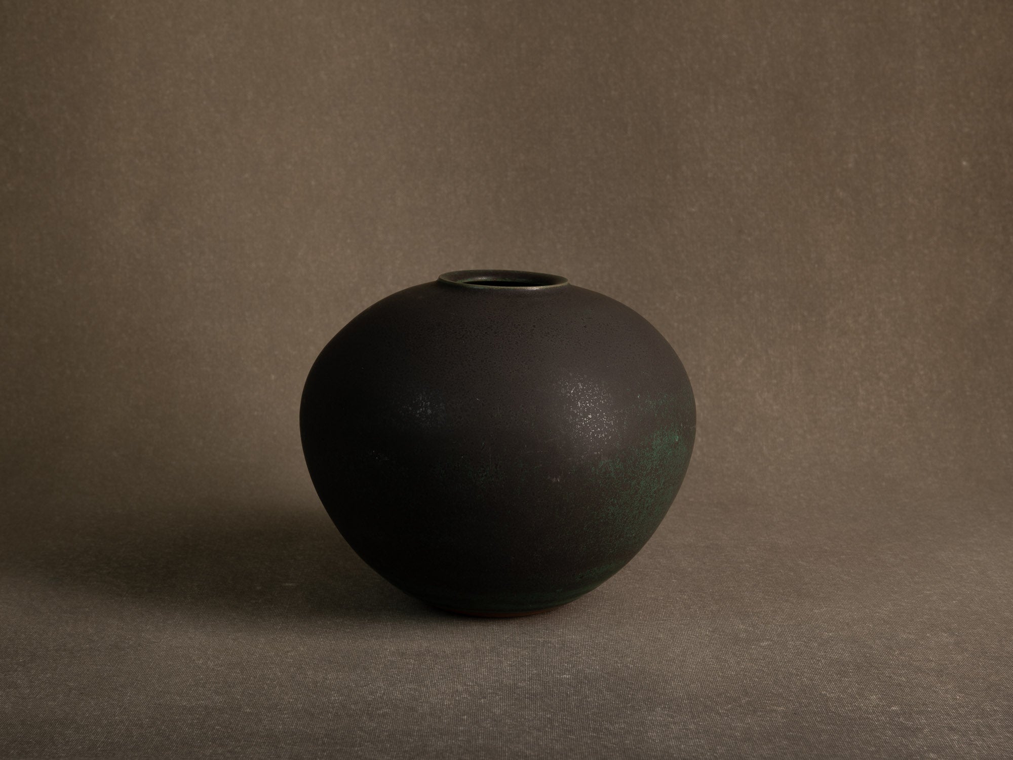 Vase boule en grès à couverte bronze, Japon (années 1970)..Solid stoneware ball vase with bronze glaze, Japan (1970s)