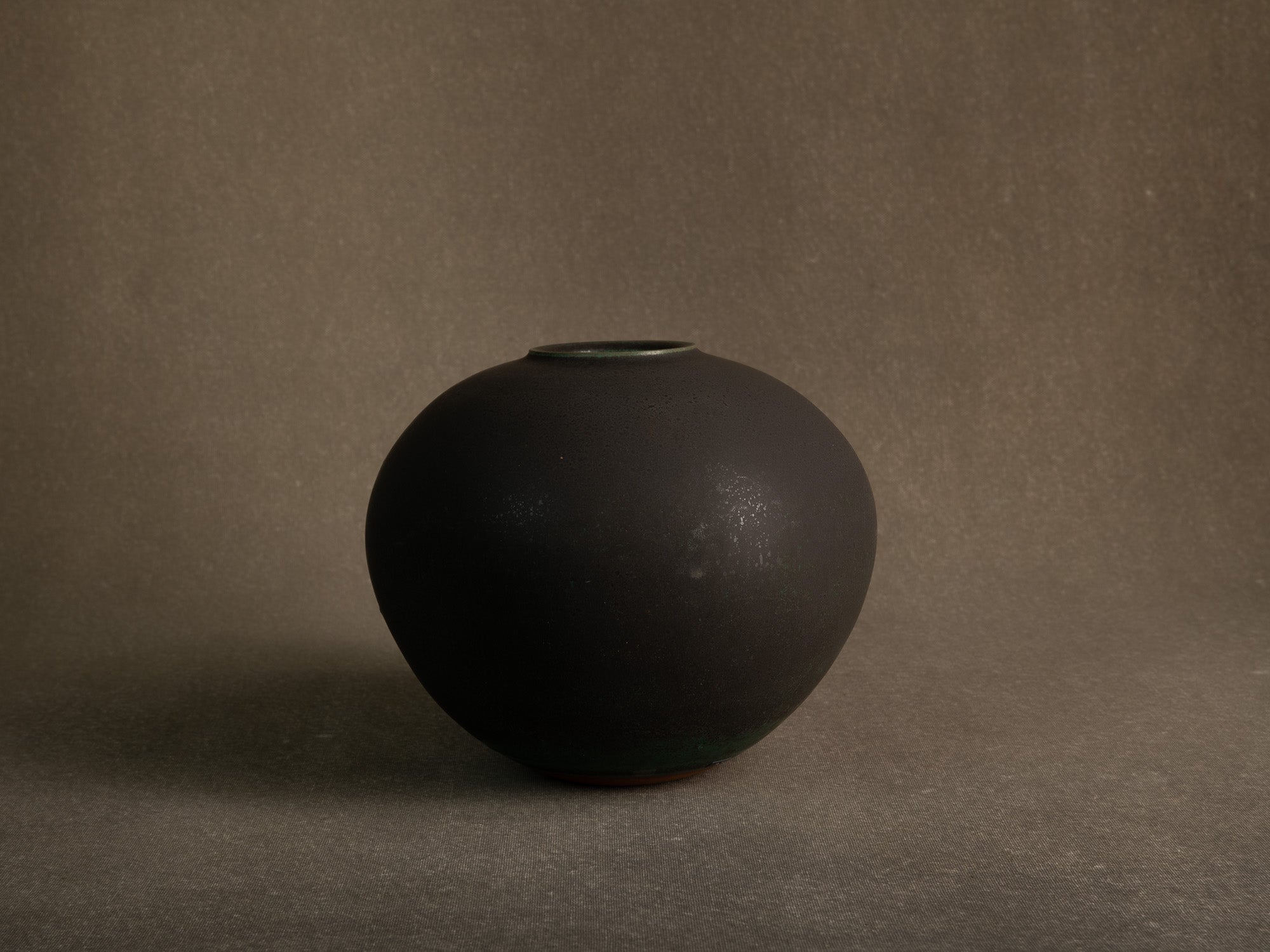 Vase boule en grès à couverte bronze, Japon (années 1970)..Solid stoneware ball vase with bronze glaze, Japan (1970s)
