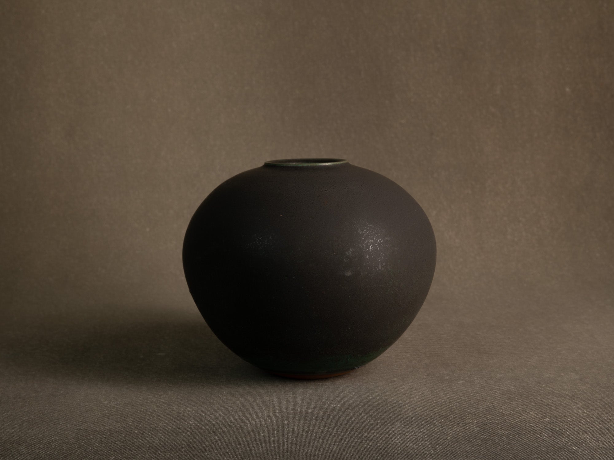 Vase boule en grès à couverte bronze, Japon (années 1970)..Solid stoneware ball vase with bronze glaze, Japan (1970s)