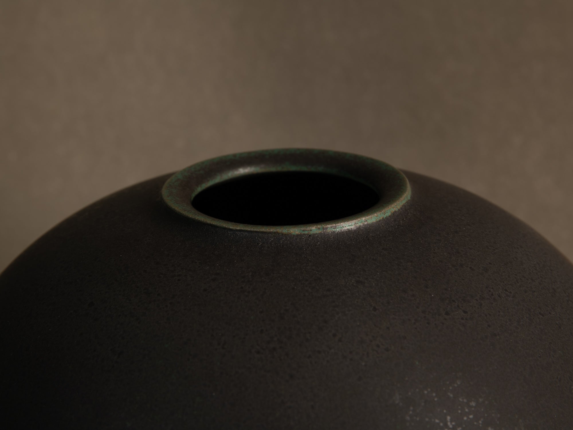 Vase boule en grès à couverte bronze, Japon (années 1970)..Solid stoneware ball vase with bronze glaze, Japan (1970s)
