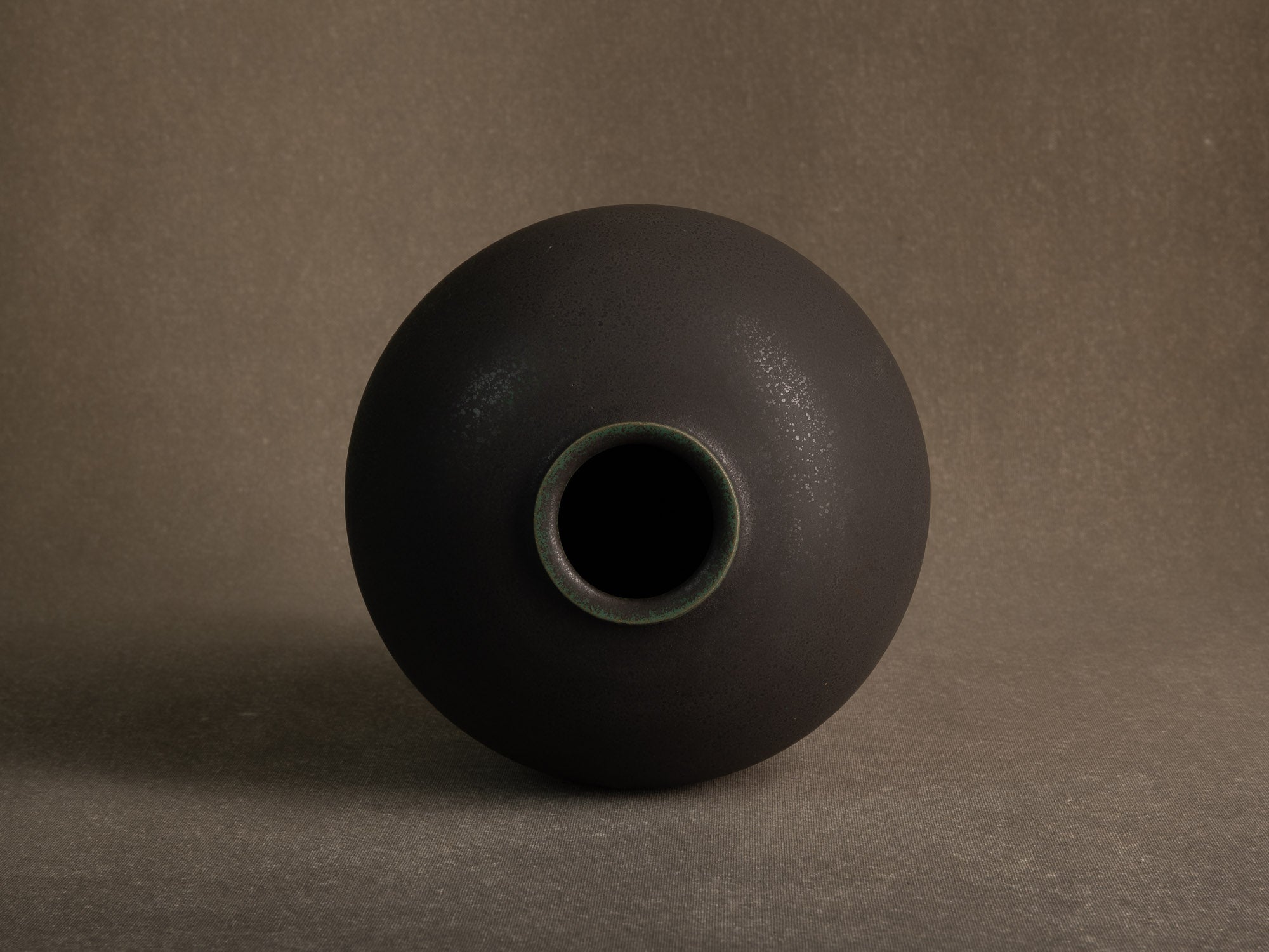 Vase boule en grès à couverte bronze, Japon (années 1970)..Solid stoneware ball vase with bronze glaze, Japan (1970s)