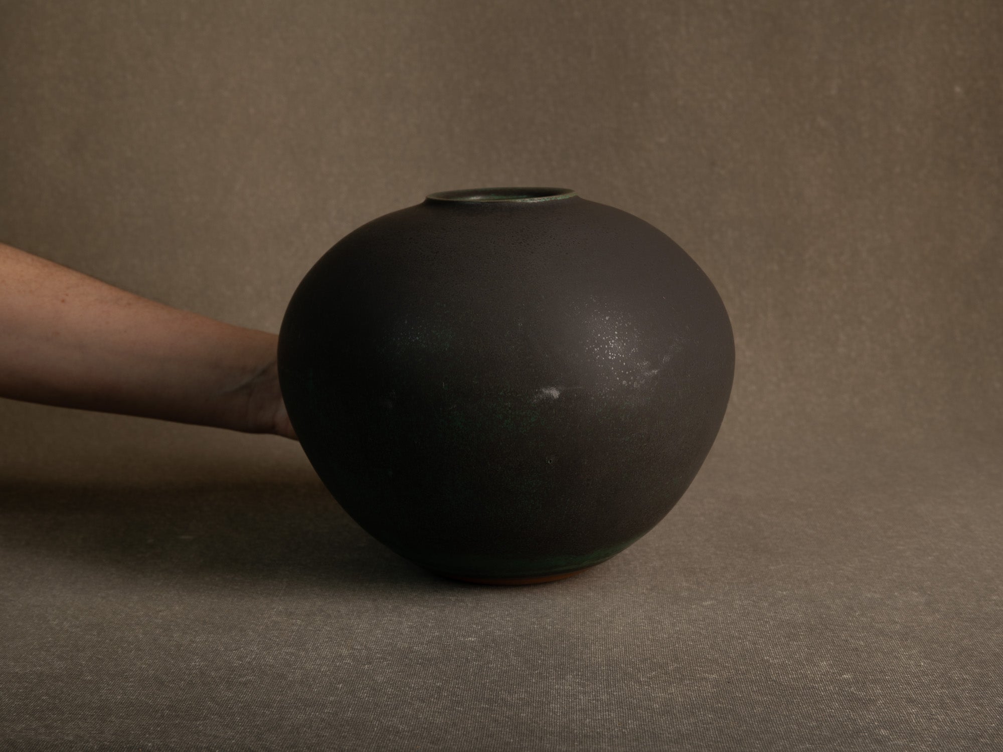 Vase boule en grès à couverte bronze, Japon (années 1970)..Solid stoneware ball vase with bronze glaze, Japan (1970s)
