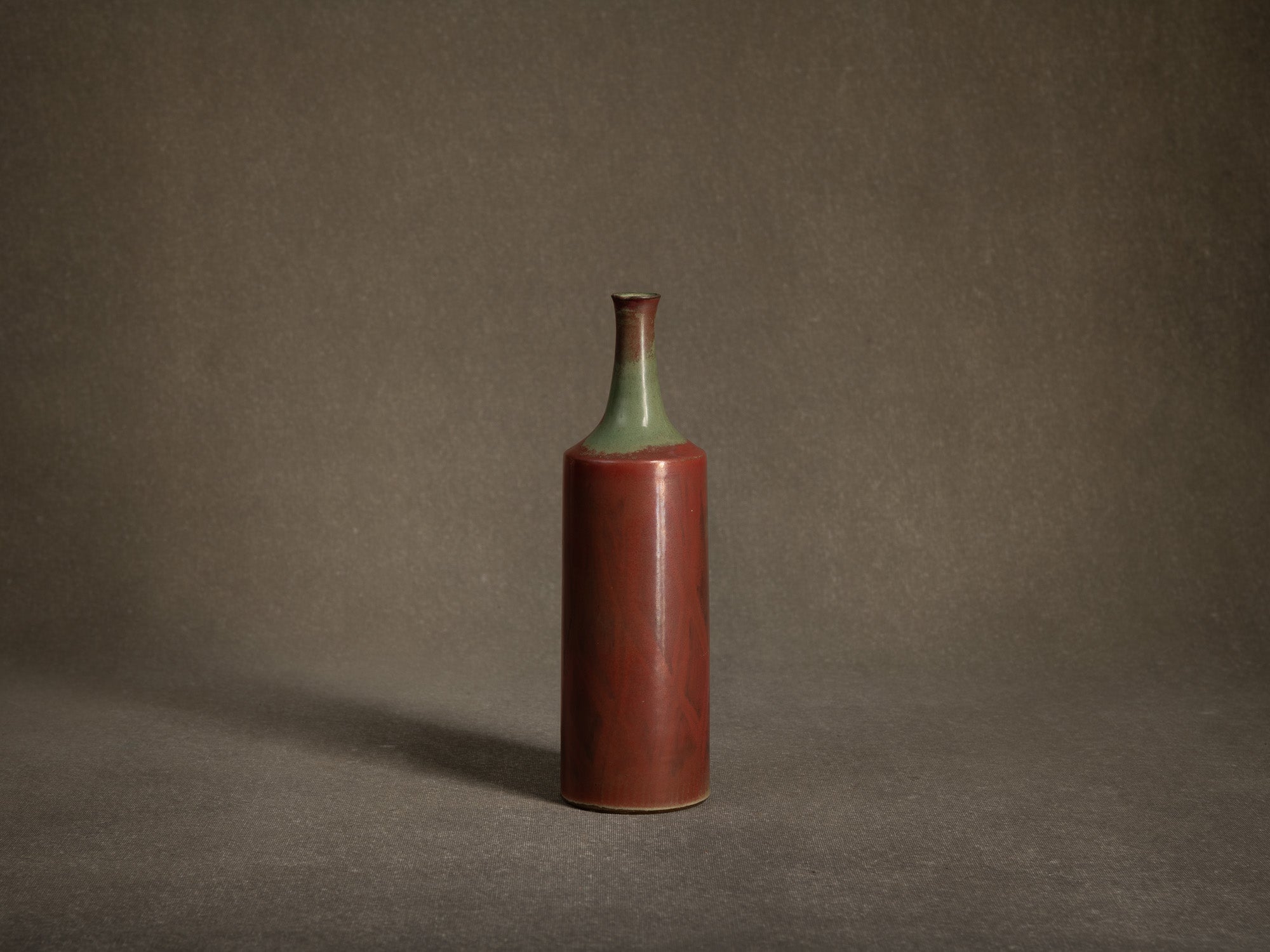 Vase bouteille en grès de Nis Stougaard à Bornholm, Danemark (vers 1955-60)..School of Bornholm stoneware bottle vase by Nis Stougaard, Denmark (circa 1955-60)