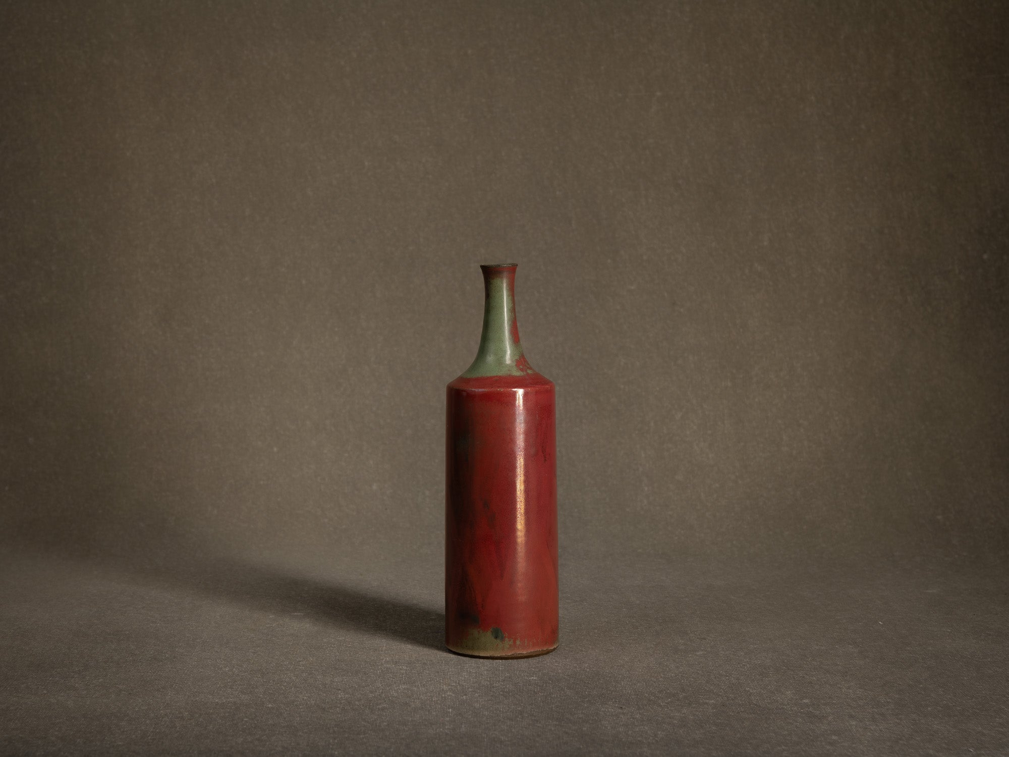 Vase bouteille en grès de Nis Stougaard à Bornholm, Danemark (vers 1955-60)..School of Bornholm stoneware bottle vase by Nis Stougaard, Denmark (circa 1955-60)