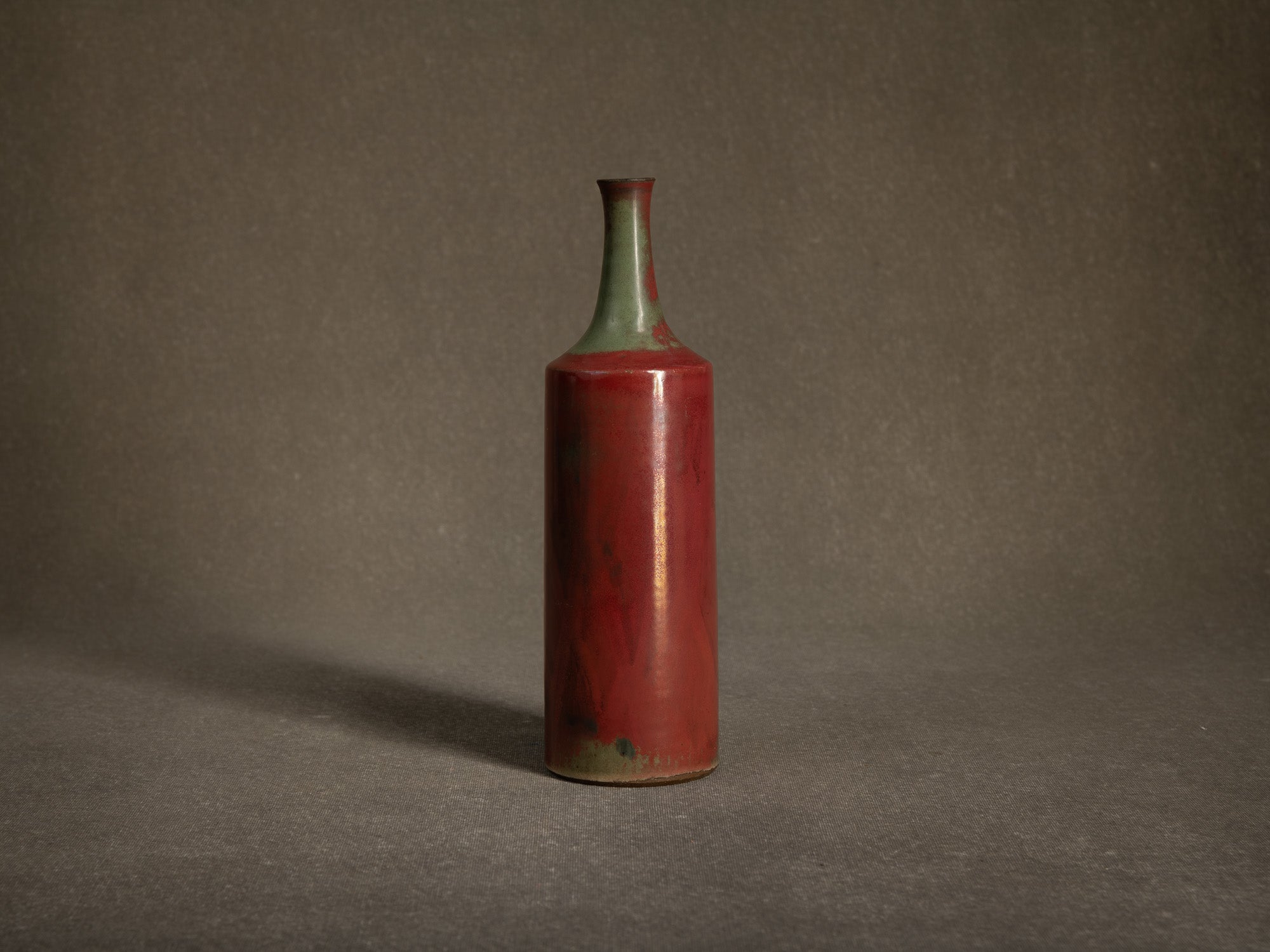 Vase bouteille en grès de Nis Stougaard à Bornholm, Danemark (vers 1955-60)..School of Bornholm stoneware bottle vase by Nis Stougaard, Denmark (circa 1955-60)