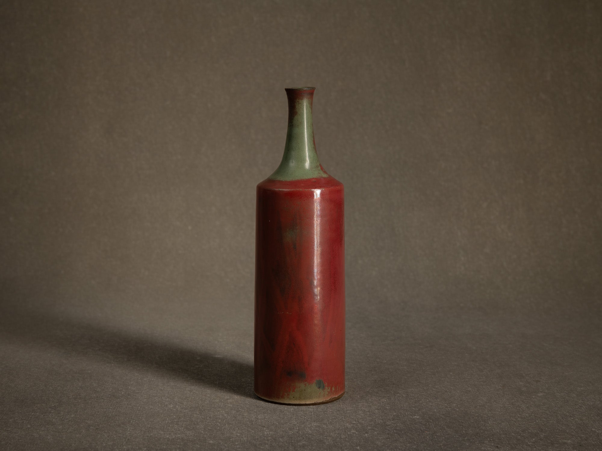 Vase bouteille en grès de Nis Stougaard à Bornholm, Danemark (vers 1955-60)..School of Bornholm stoneware bottle vase by Nis Stougaard, Denmark (circa 1955-60)