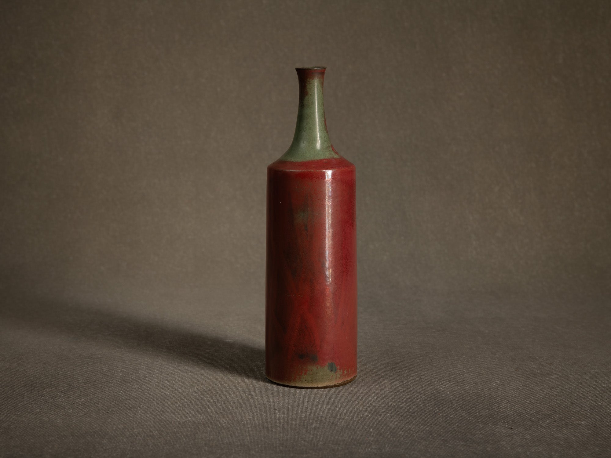 Vase bouteille en grès de Nis Stougaard à Bornholm, Danemark (vers 1955-60)..School of Bornholm stoneware bottle vase by Nis Stougaard, Denmark (circa 1955-60)