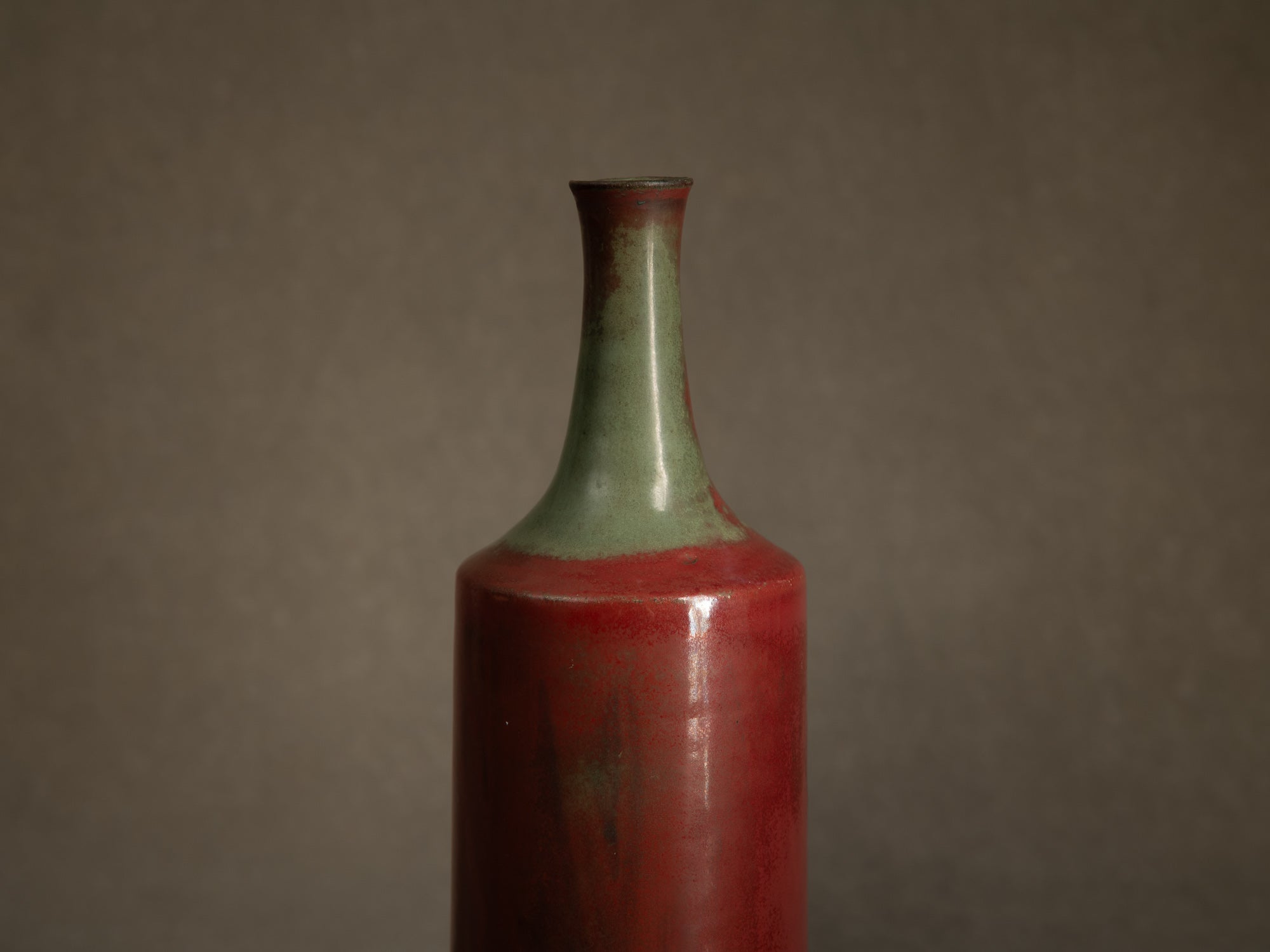 Vase bouteille en grès de Nis Stougaard à Bornholm, Danemark (vers 1955-60)..School of Bornholm stoneware bottle vase by Nis Stougaard, Denmark (circa 1955-60)