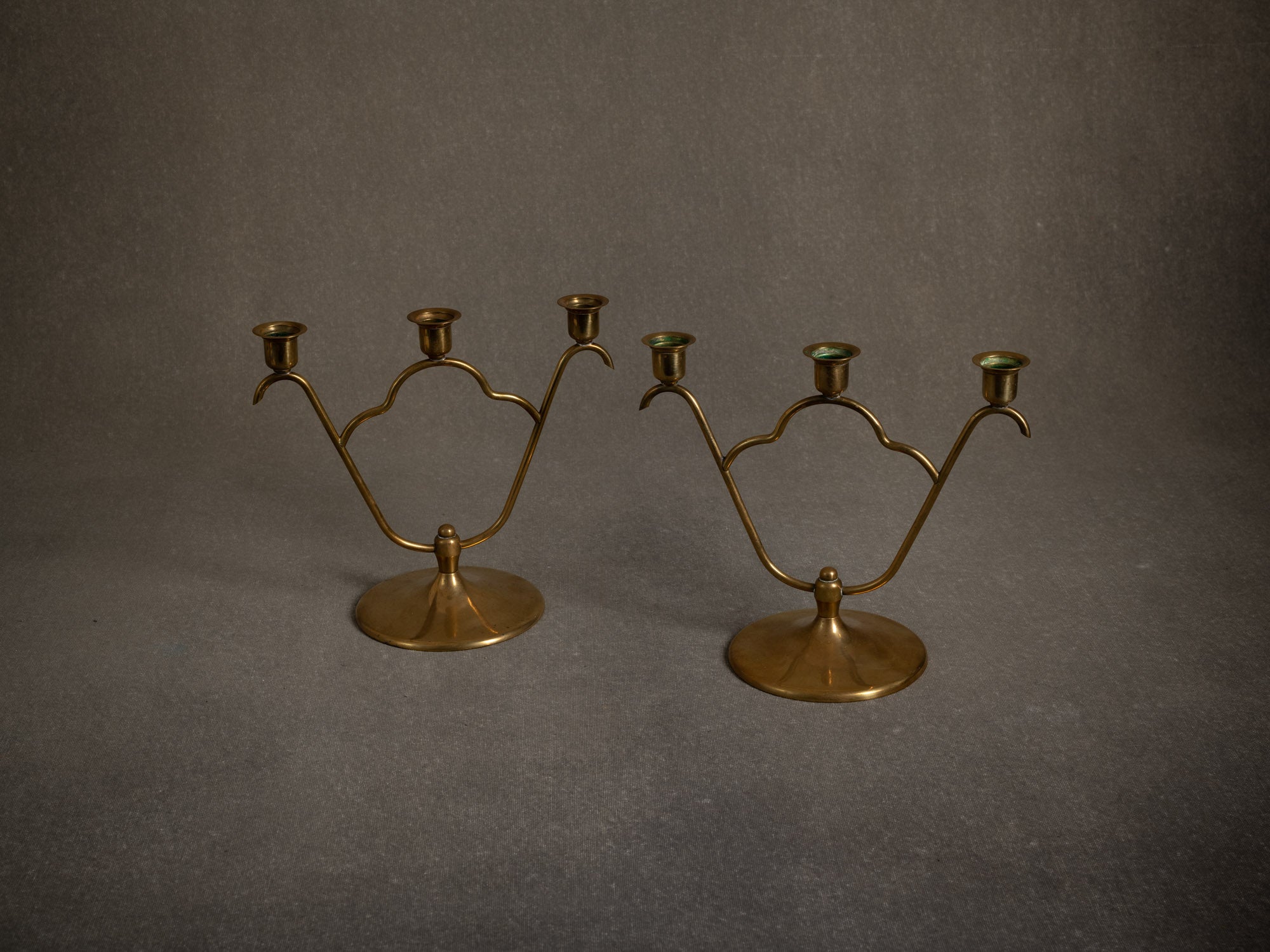 Paire de bougeoirs / candélabres de table en laiton par O.H. Lagerstedt, Suède (vers 1930-40)..Pair of brass "swedish grace" candle holders / table candelabra by O.H. Lagerstedt, Sweden (circa 1930-40)