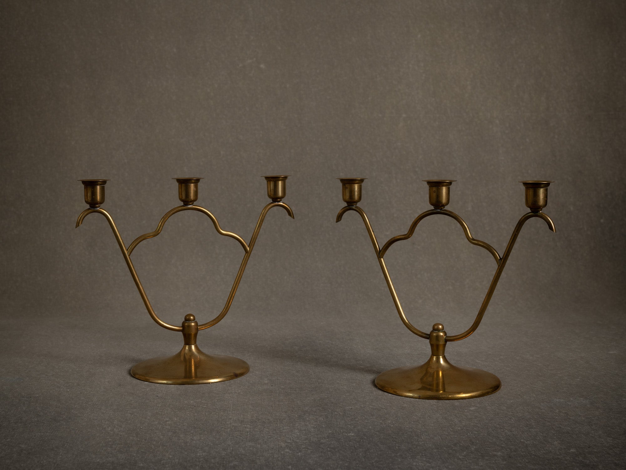 Paire de bougeoirs / candélabres de table en laiton par O.H. Lagerstedt, Suède (vers 1930-40)..Pair of brass "swedish grace" candle holders / table candelabra by O.H. Lagerstedt, Sweden (circa 1930-40)