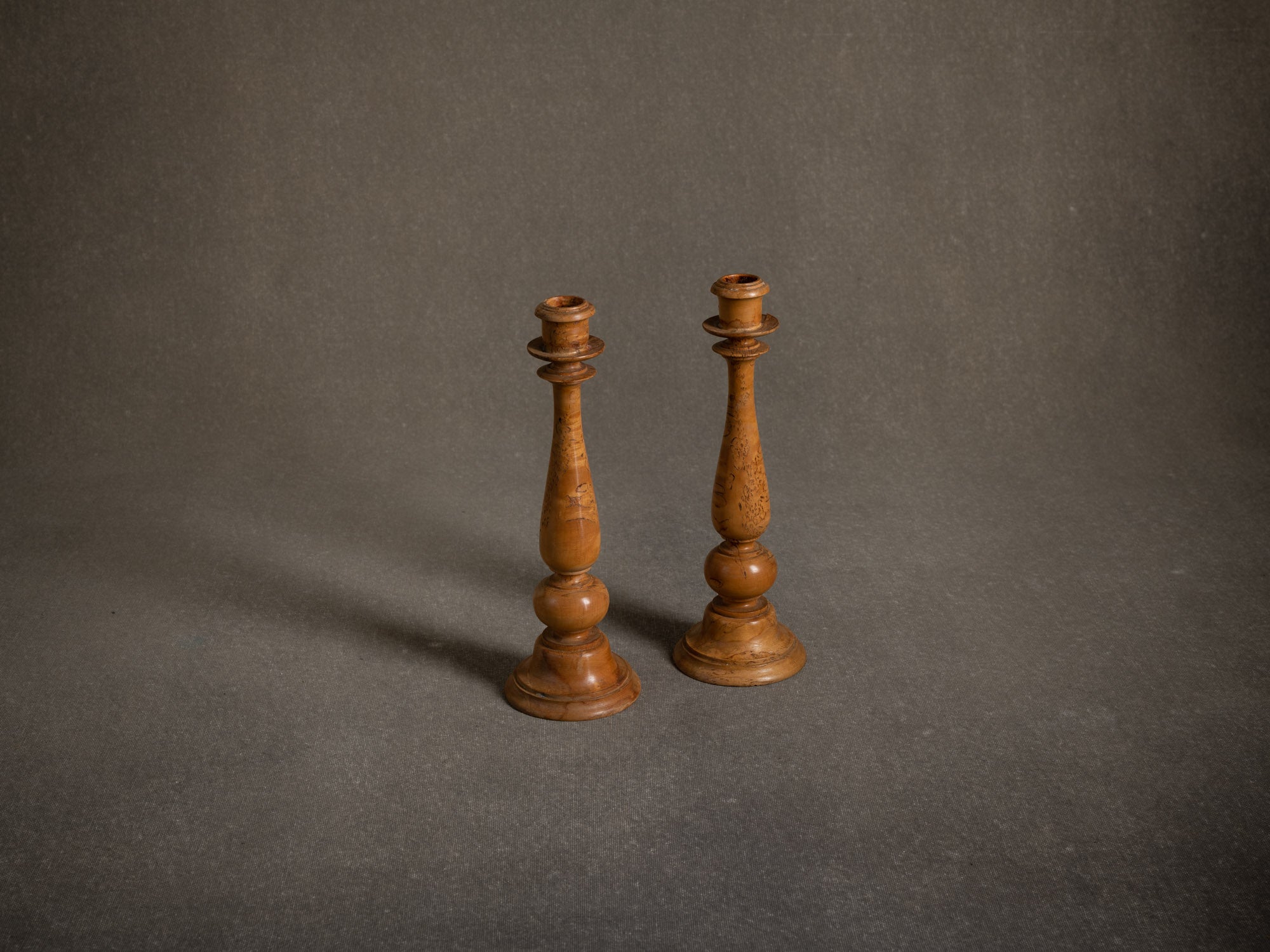 Paire de bougeoirs / flambeaux gustavien en bouleau tourné, Suède (vers 1850-1900)..Pair of gustavian candle holders in turned solid birch, Sweden (circa 1850-1900)