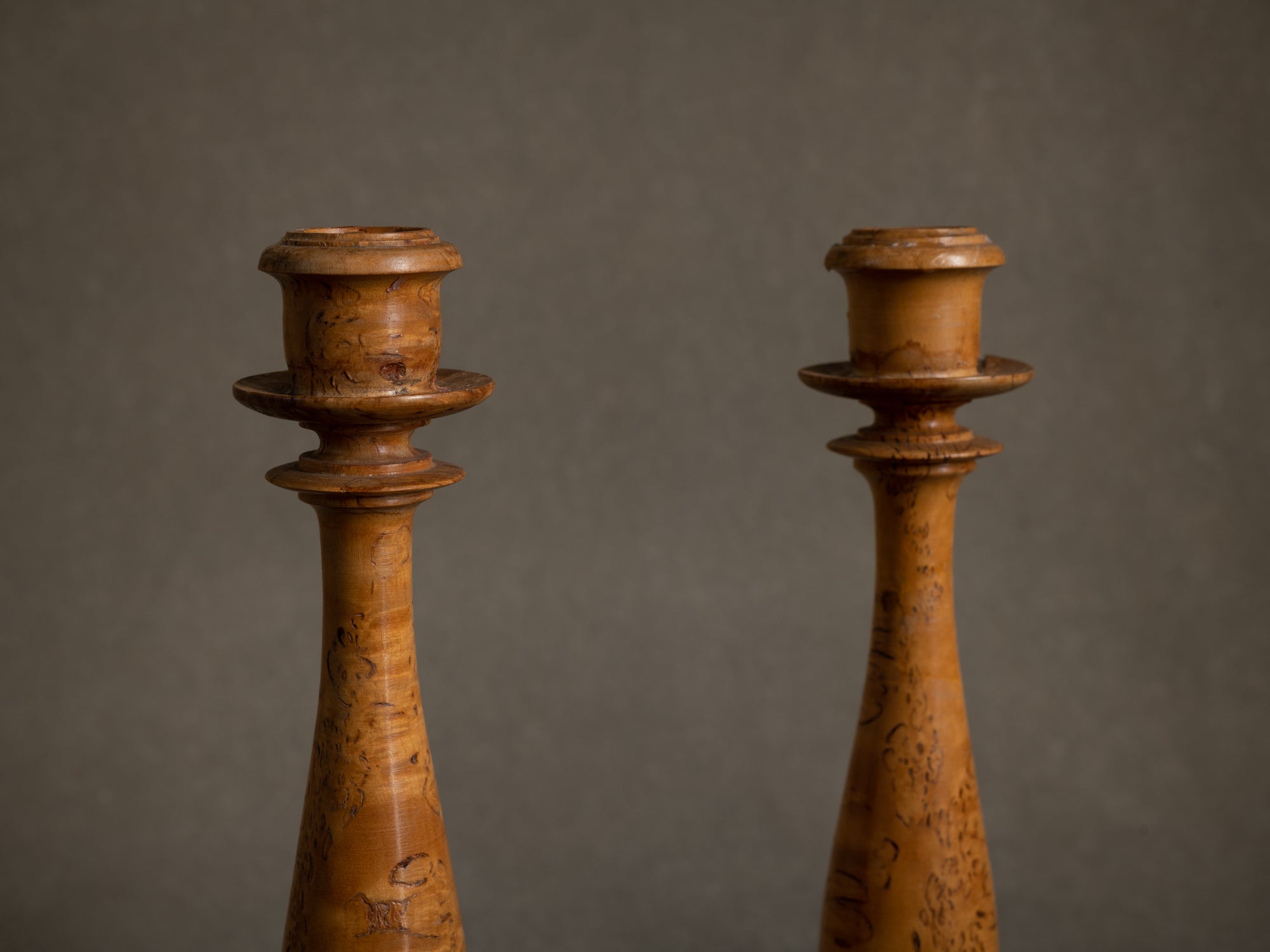 Paire de bougeoirs / flambeaux gustavien en bouleau tourné, Suède (vers 1850-1900)..Pair of gustavian candle holders in turned solid birch, Sweden (circa 1850-1900)