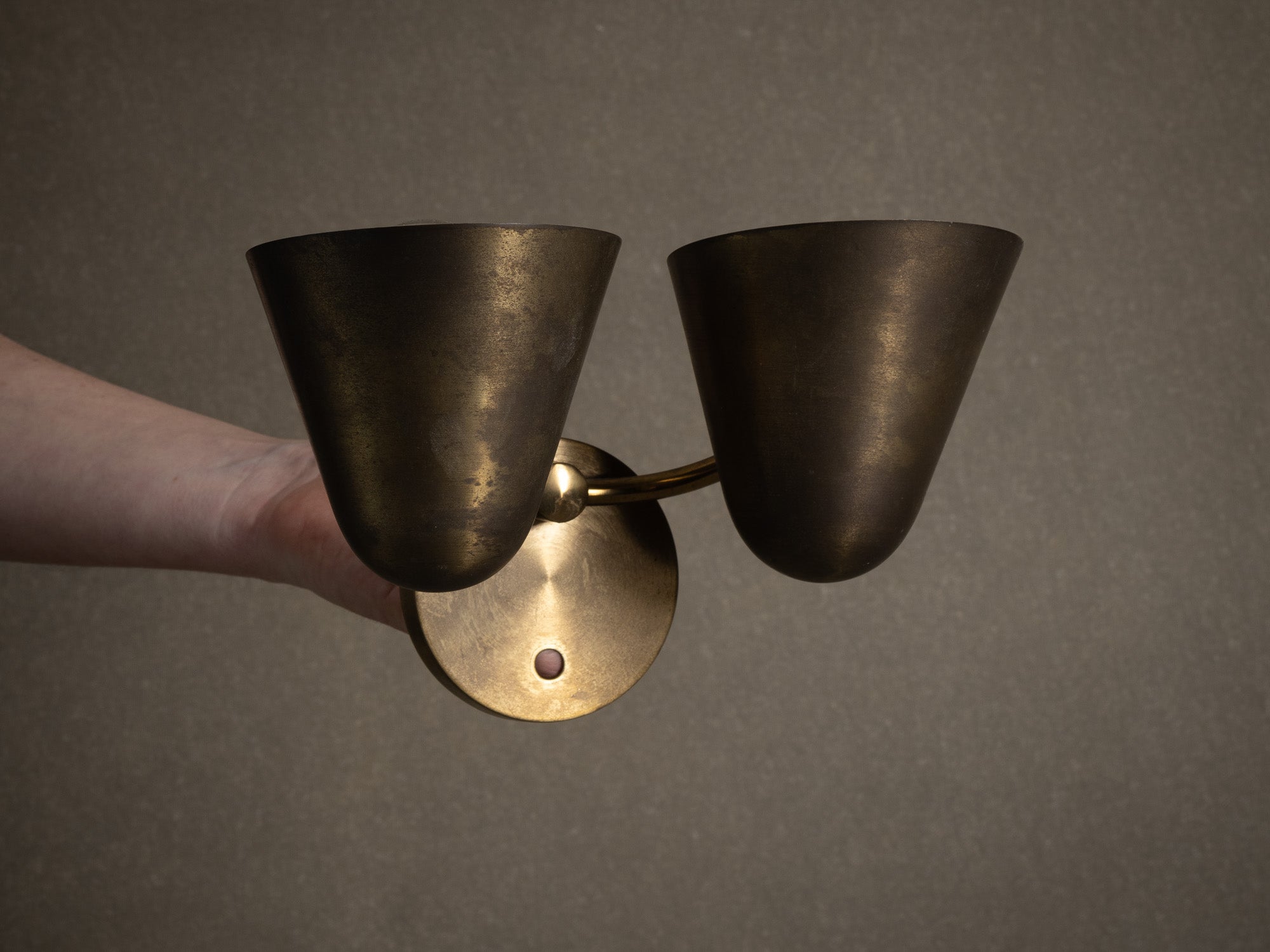 Paire de lampes / appliques en laiton brossé, Danemark (vers 1950)..Pair of modernist brass wall sconces, Danemark (circa 1950)