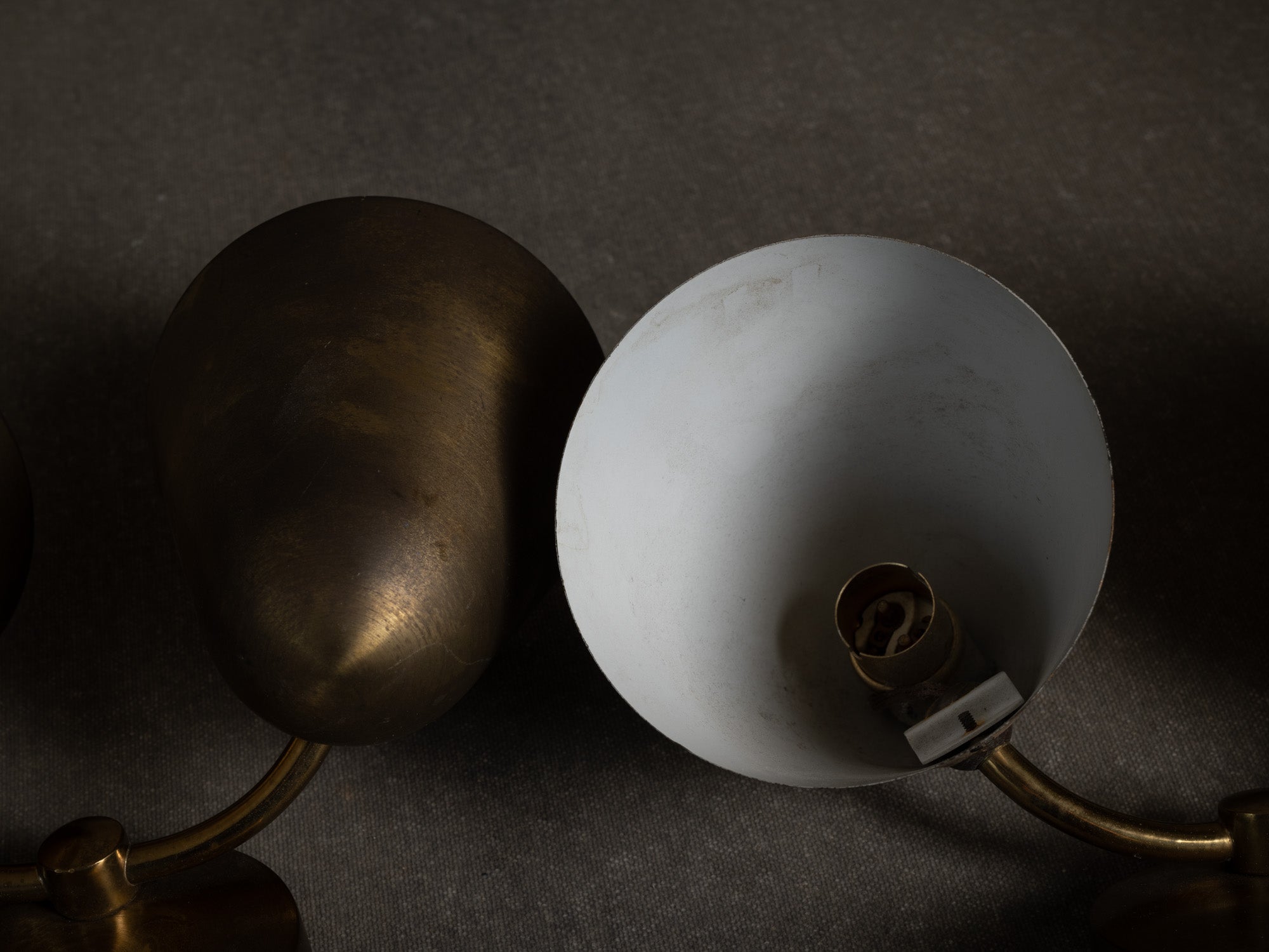 Paire de lampes / appliques en laiton brossé, Danemark (vers 1950)..Pair of modernist brass wall sconces, Danemark (circa 1950)