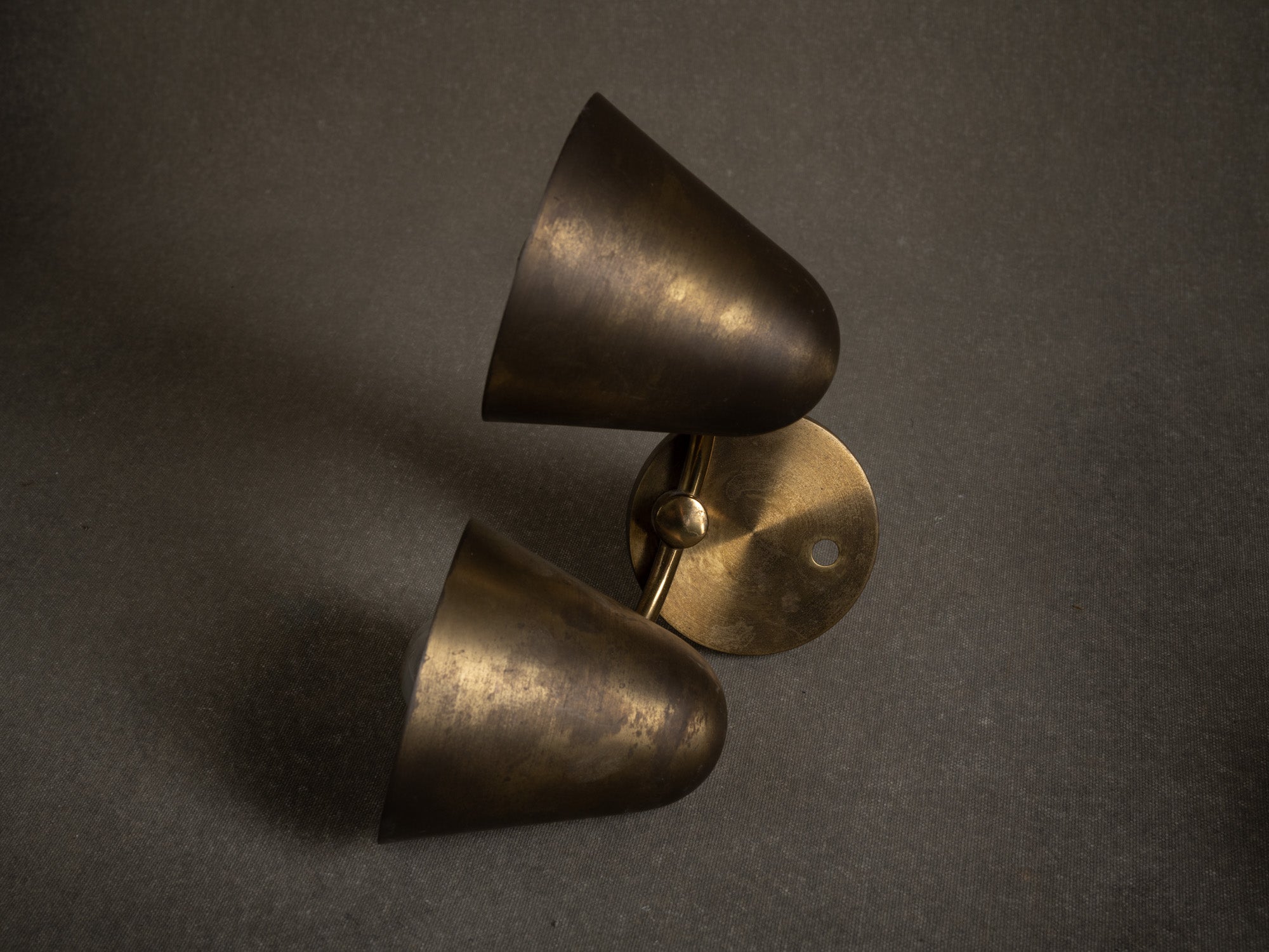 Paire de lampes / appliques en laiton brossé, Danemark (vers 1950)..Pair of modernist brass wall sconces, Danemark (circa 1950)