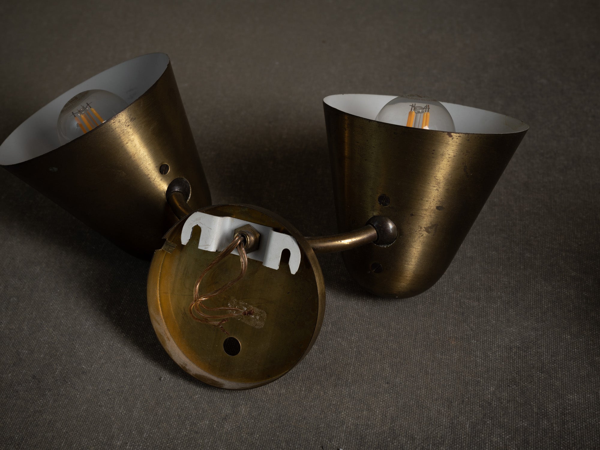 Paire de lampes / appliques en laiton brossé, Danemark (vers 1950)..Pair of modernist brass wall sconces, Danemark (circa 1950)