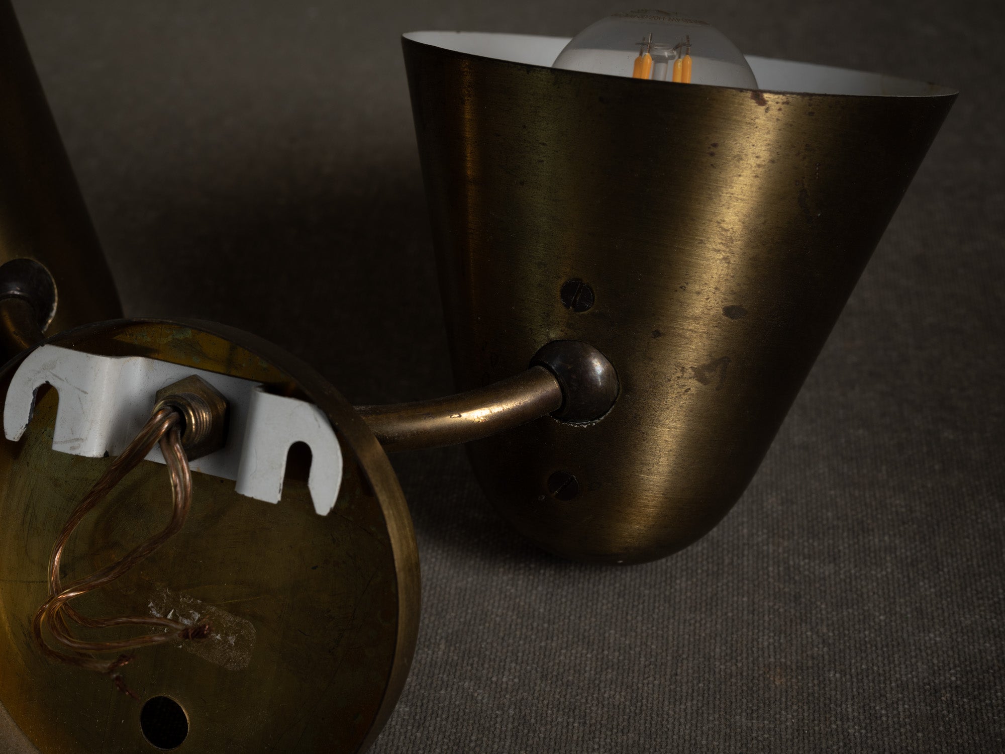 Paire de lampes / appliques en laiton brossé, Danemark (vers 1950)..Pair of modernist brass wall sconces, Danemark (circa 1950)